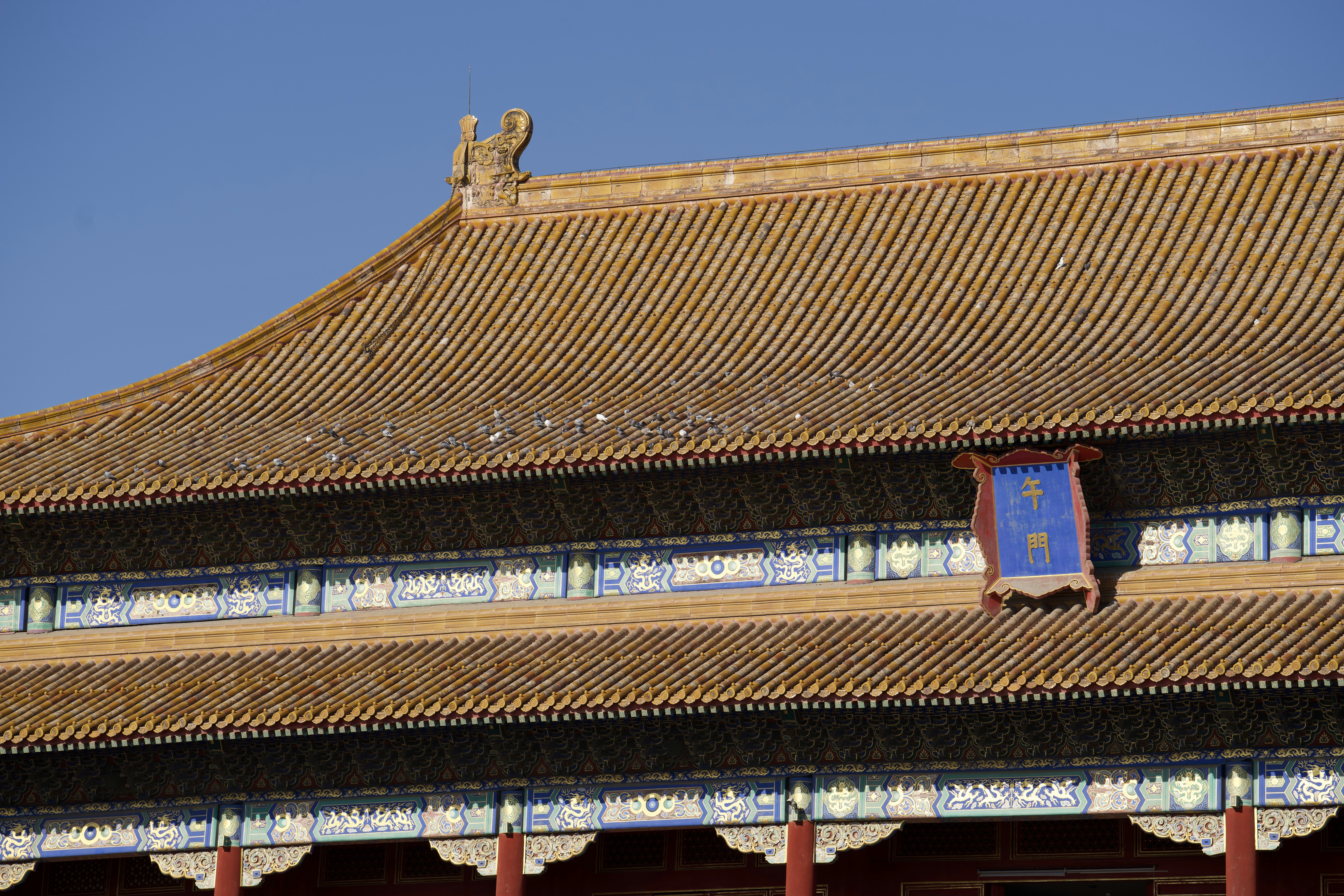 Traditional chinese roof with ornate details