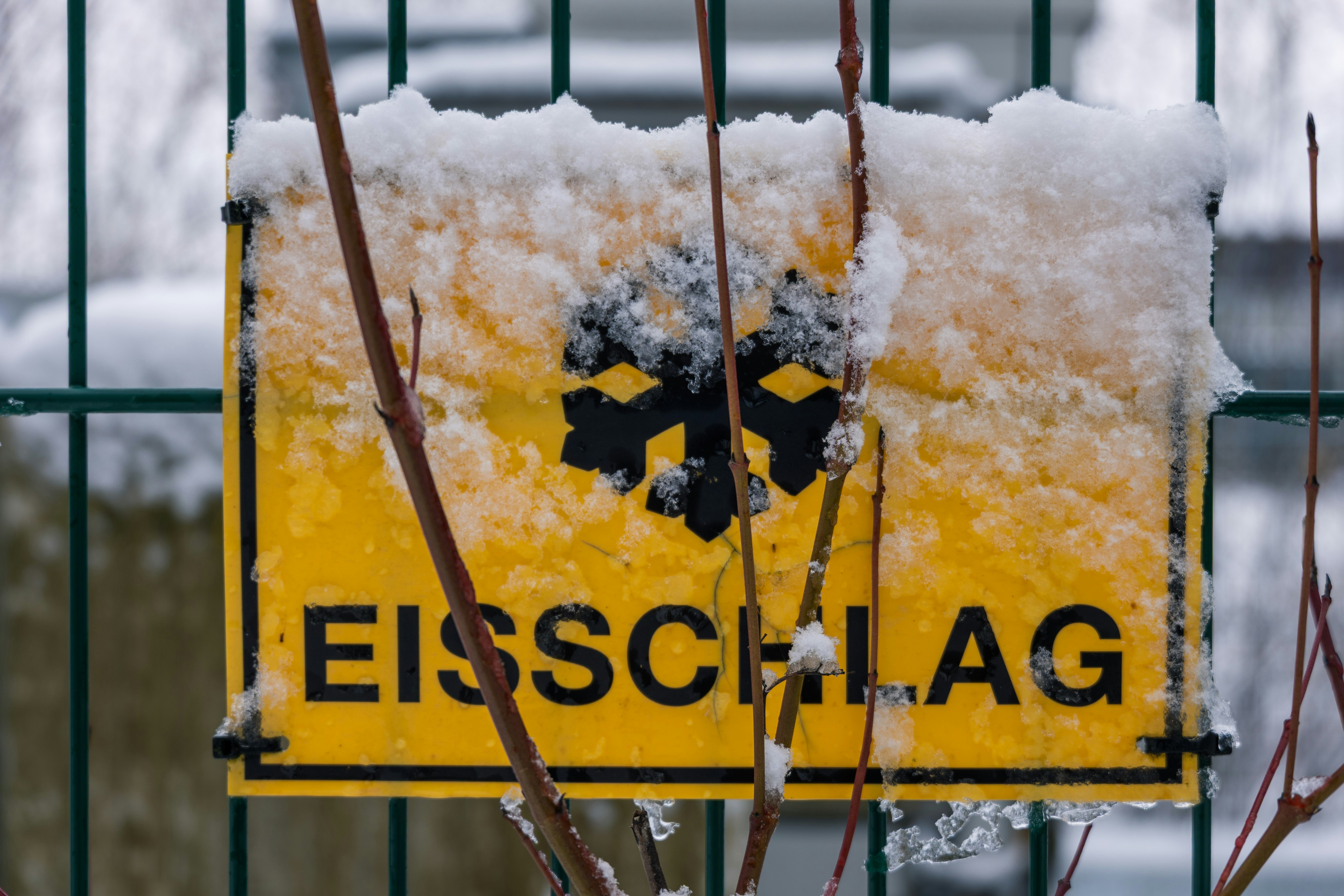 Yellow sign with snowflake and german text 'eisschlag'