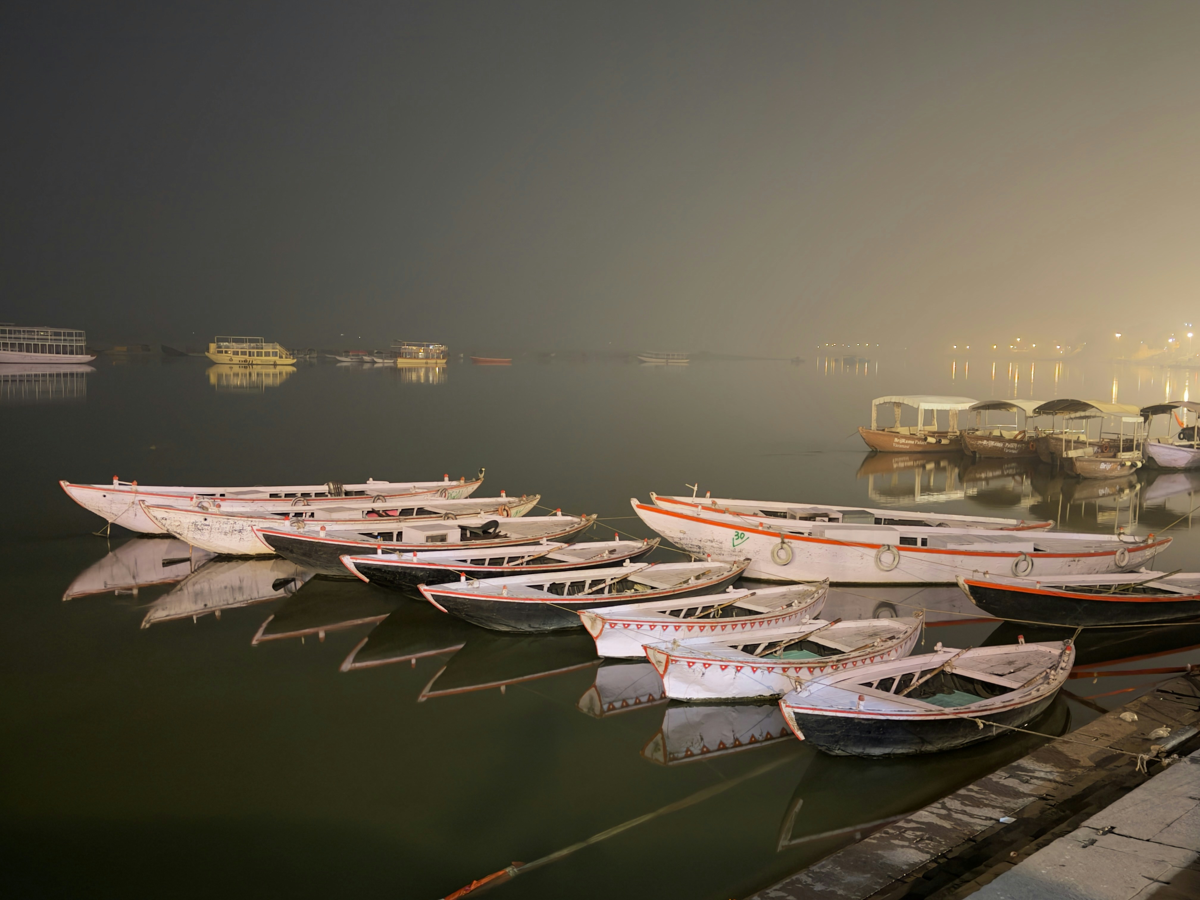 Bote de pesca sobre un río tranquilo al amanecer