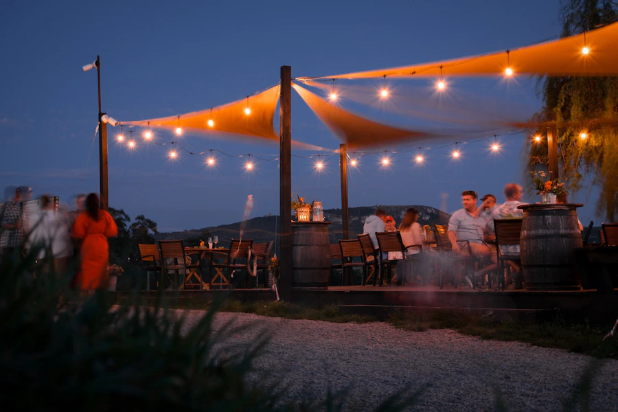 Gartenparty mit Lichterketten an einem Sommerabend