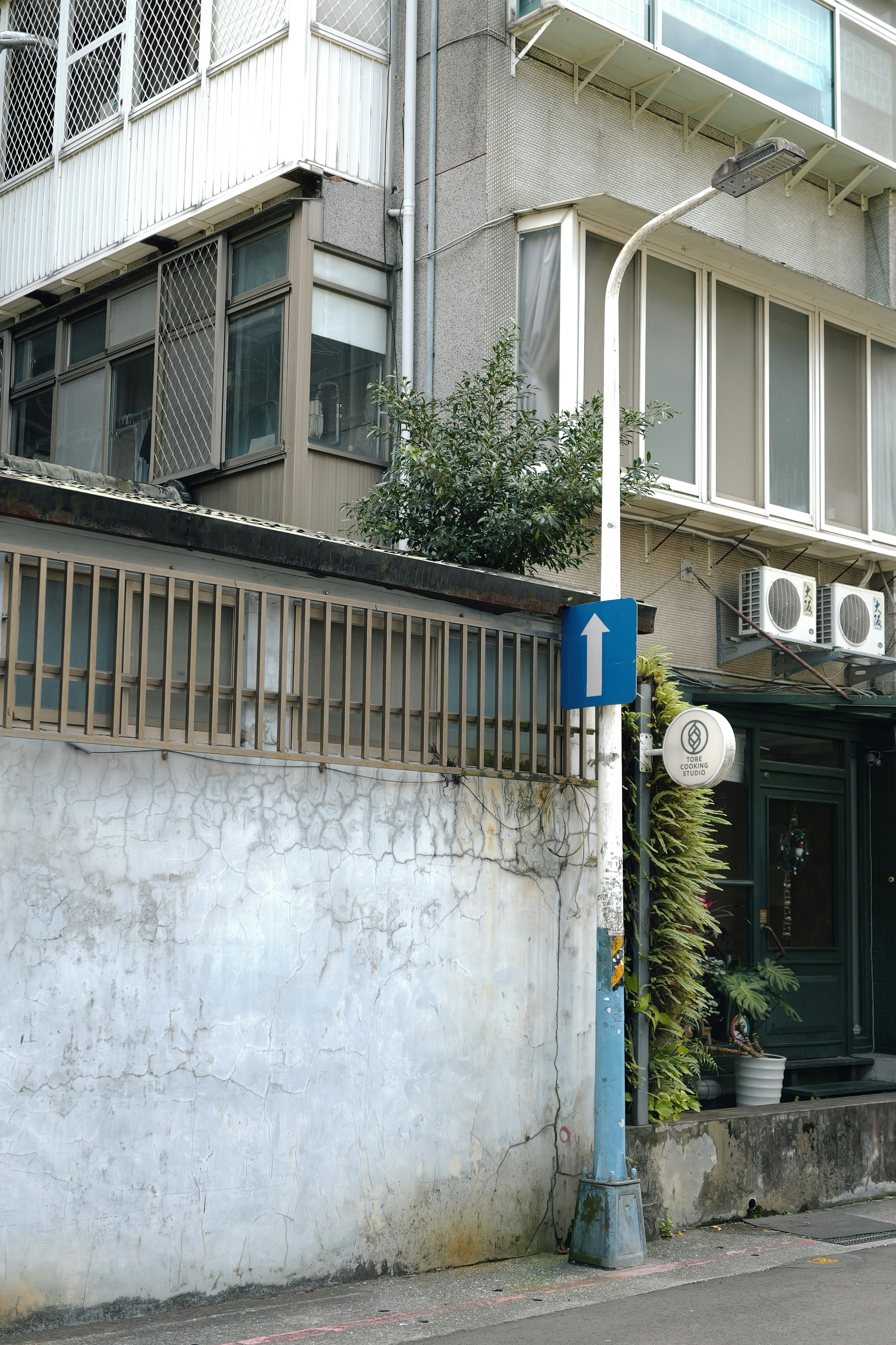 Street sign with an upward arrow on a pole.