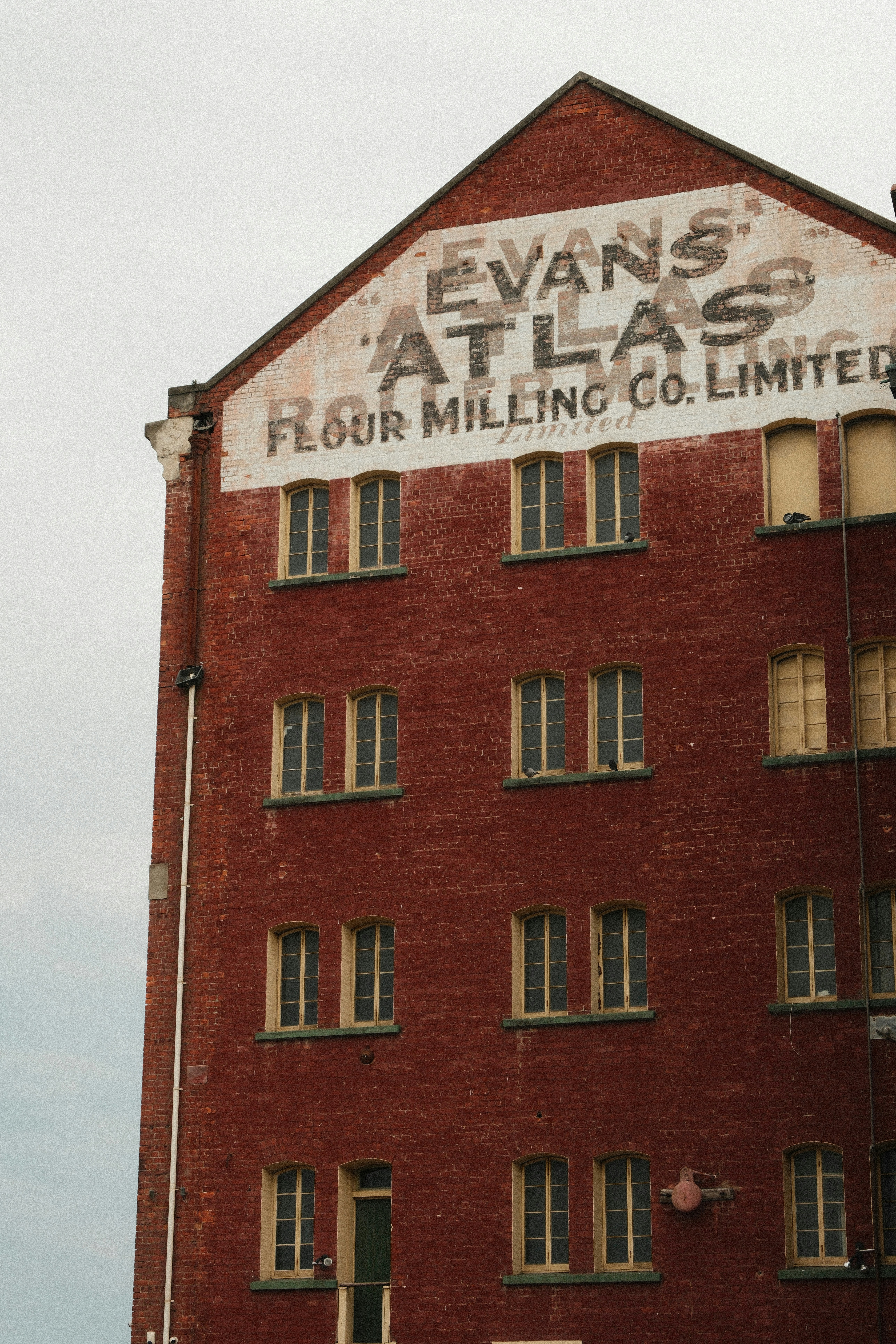 Altes Backsteingebäude mit dem "Evans Atlas"-Schild