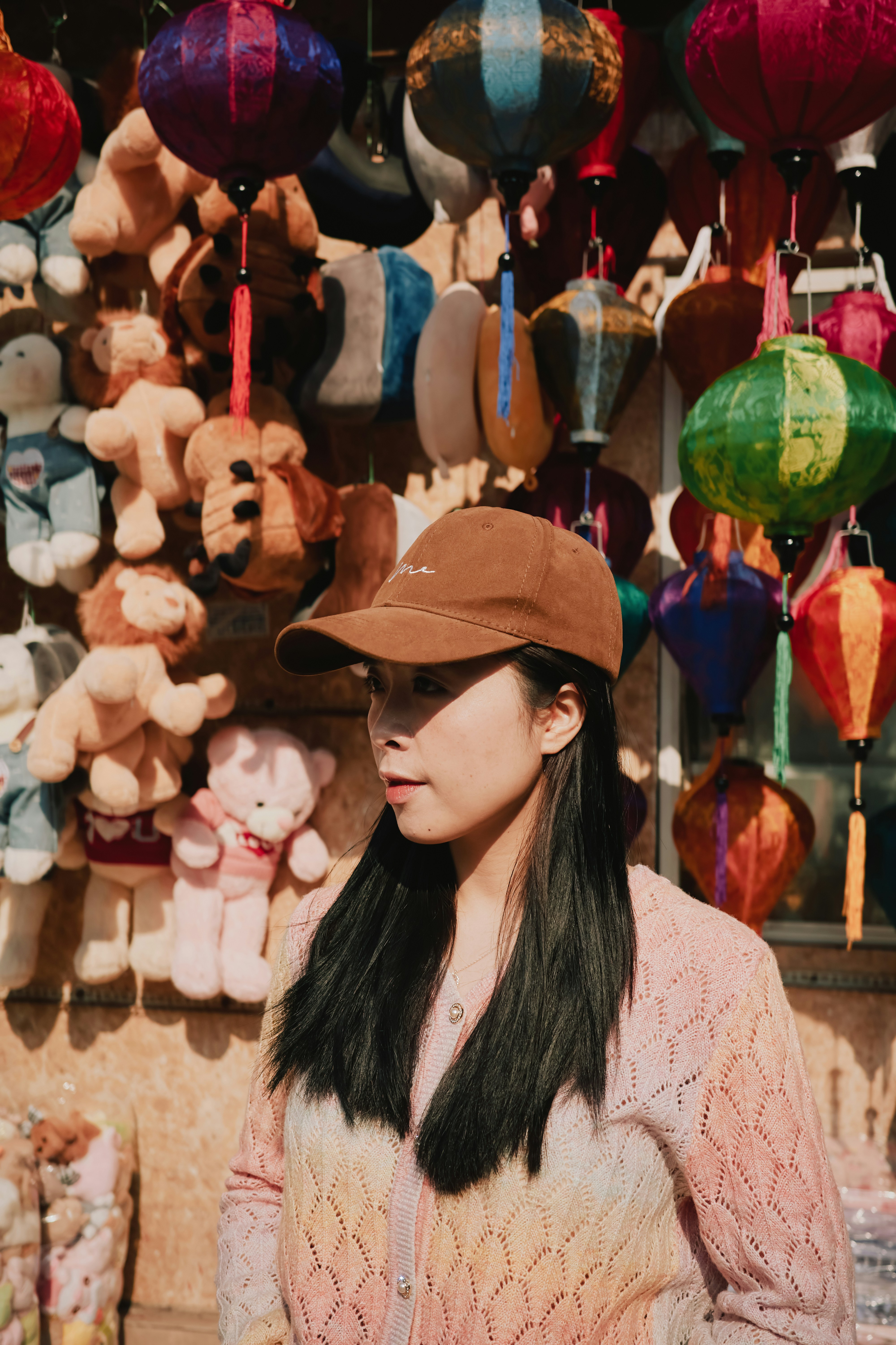 帽子とカーディガンを着た女性、ランタンとランタン