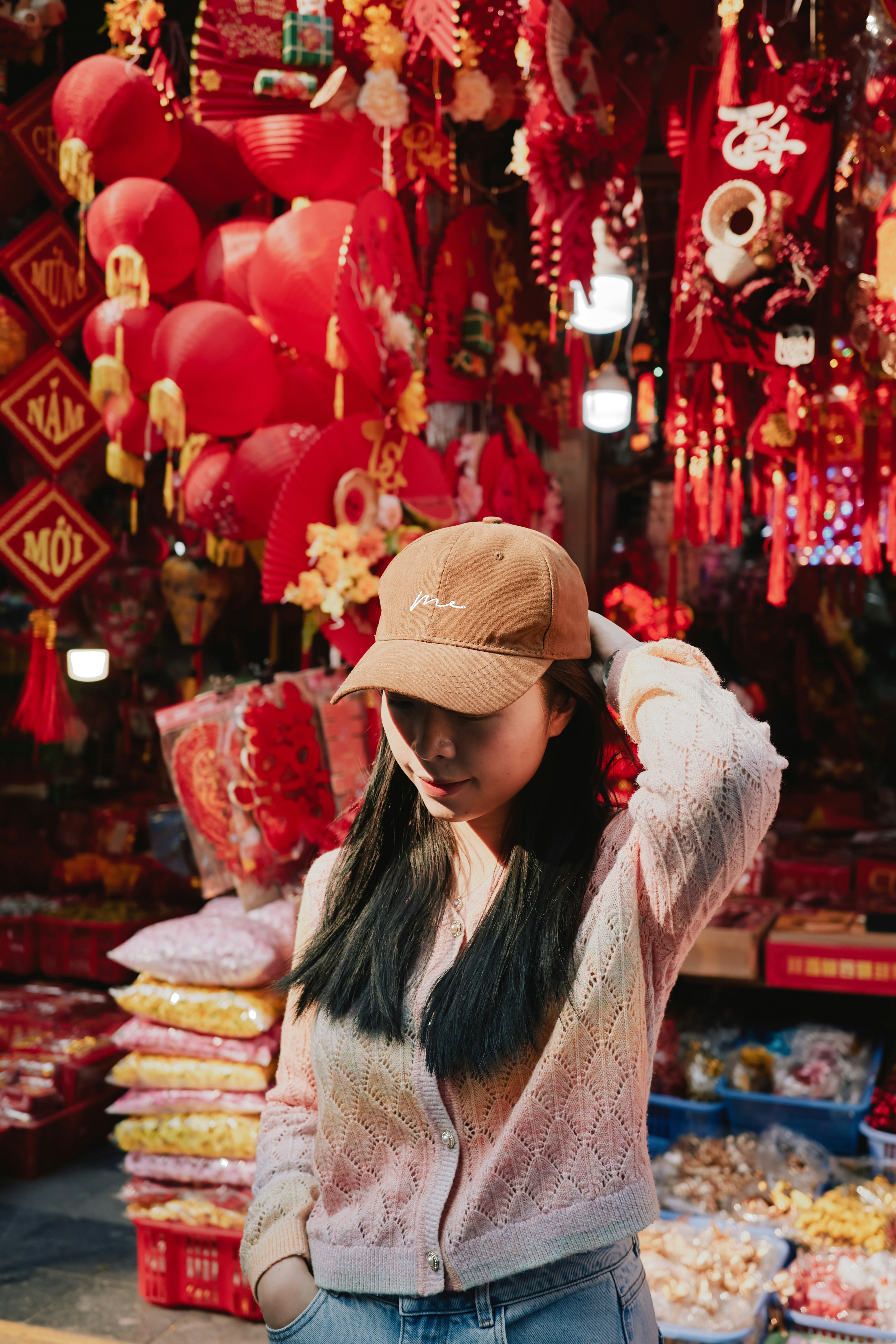 Young woman in a baseball cap at a market stall