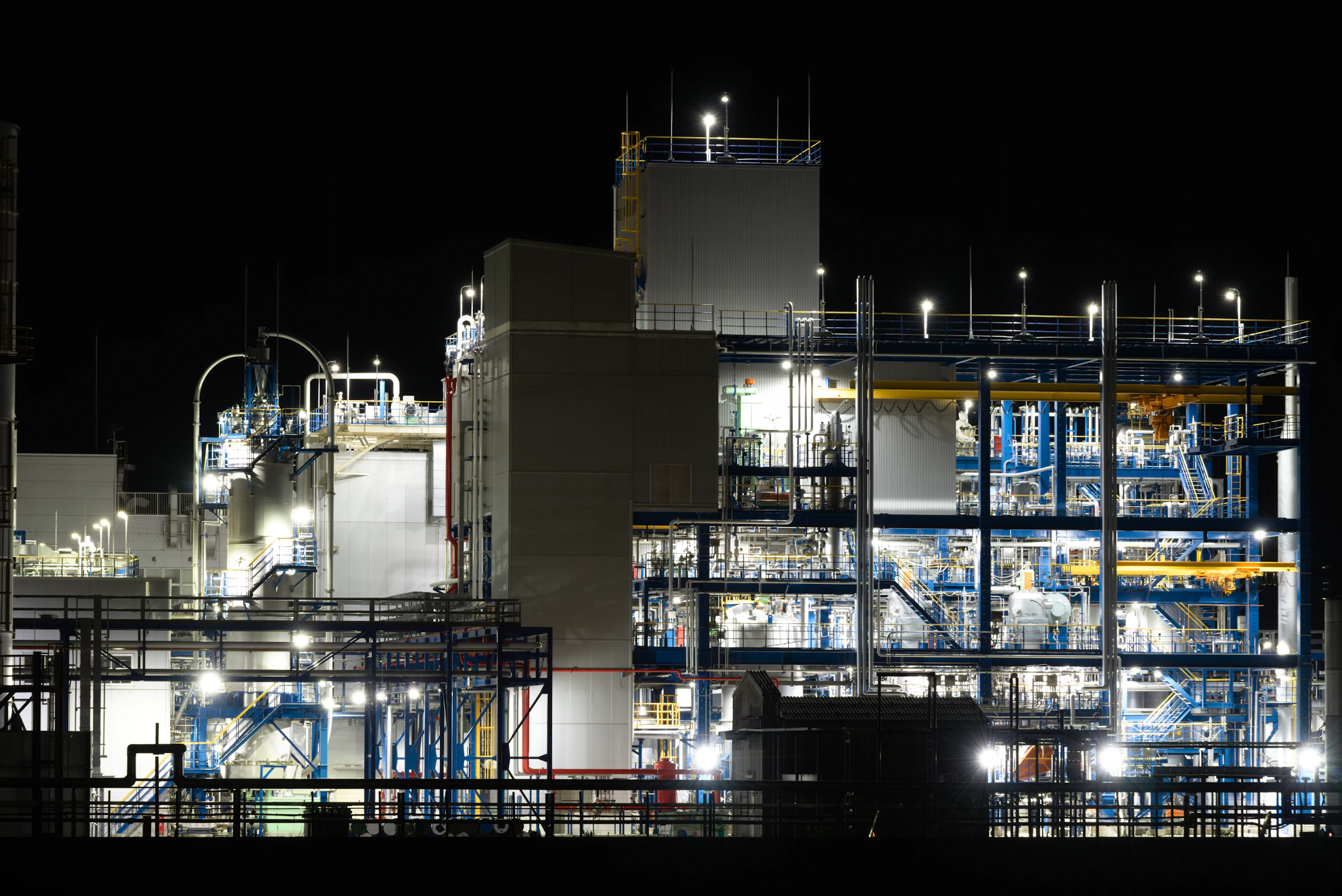 Site industriel éclairé la nuit