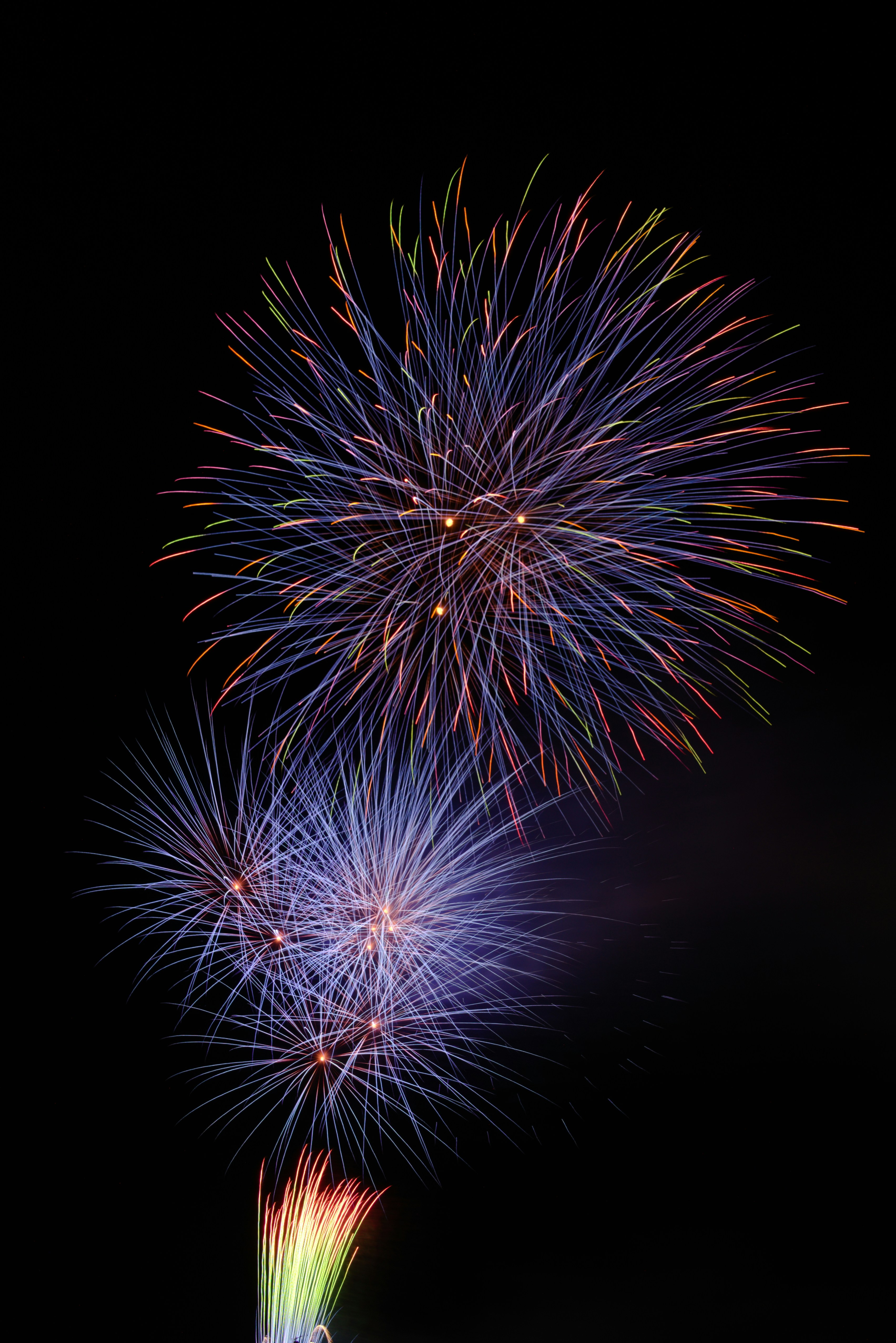 Des feux d’artifice colorés explosant dans le ciel nocturne.