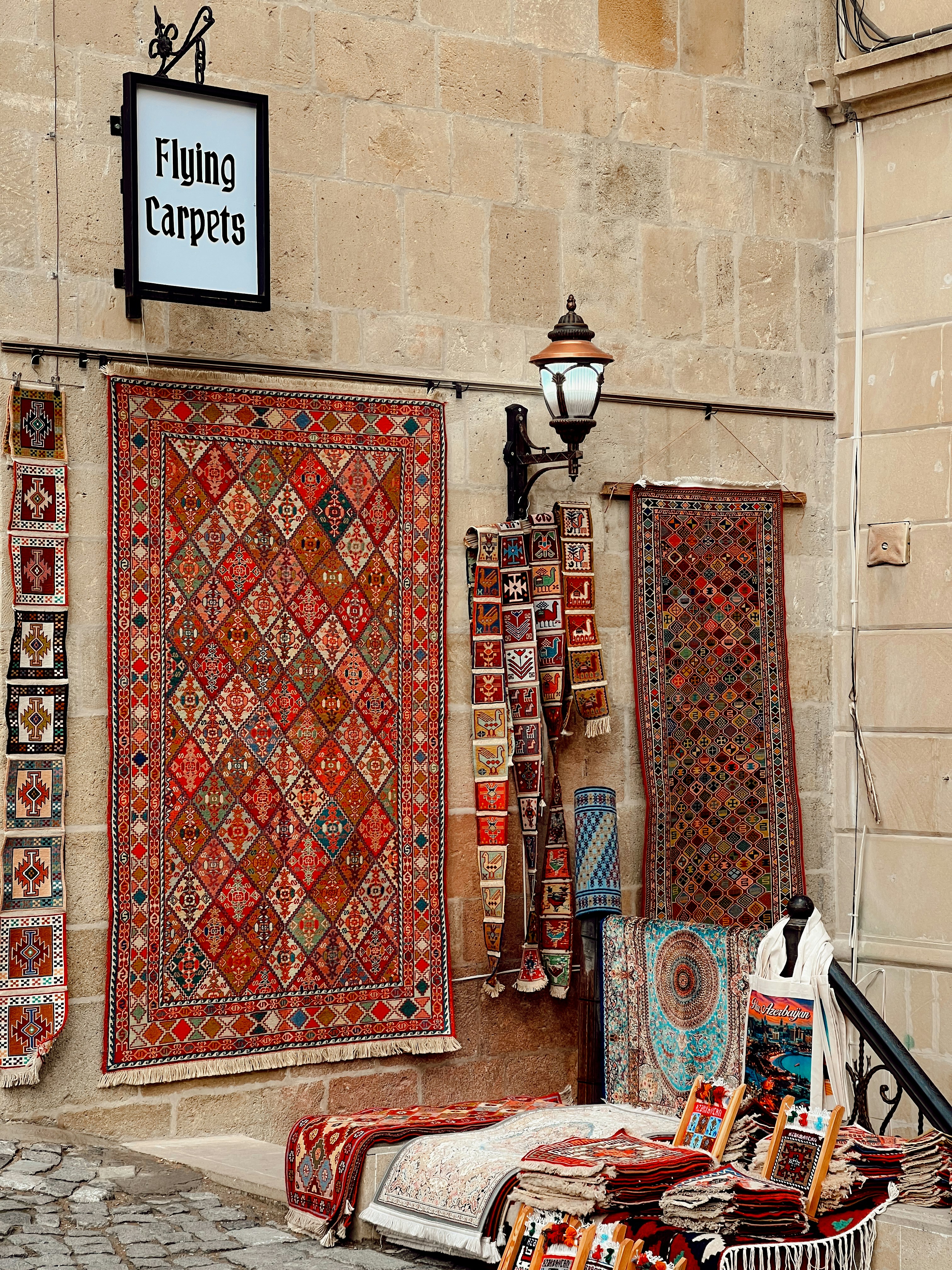 Que rapporter d’Azerbaïdjan ? 10 souvenirs (tapis, thé, artisanat) + infos douane