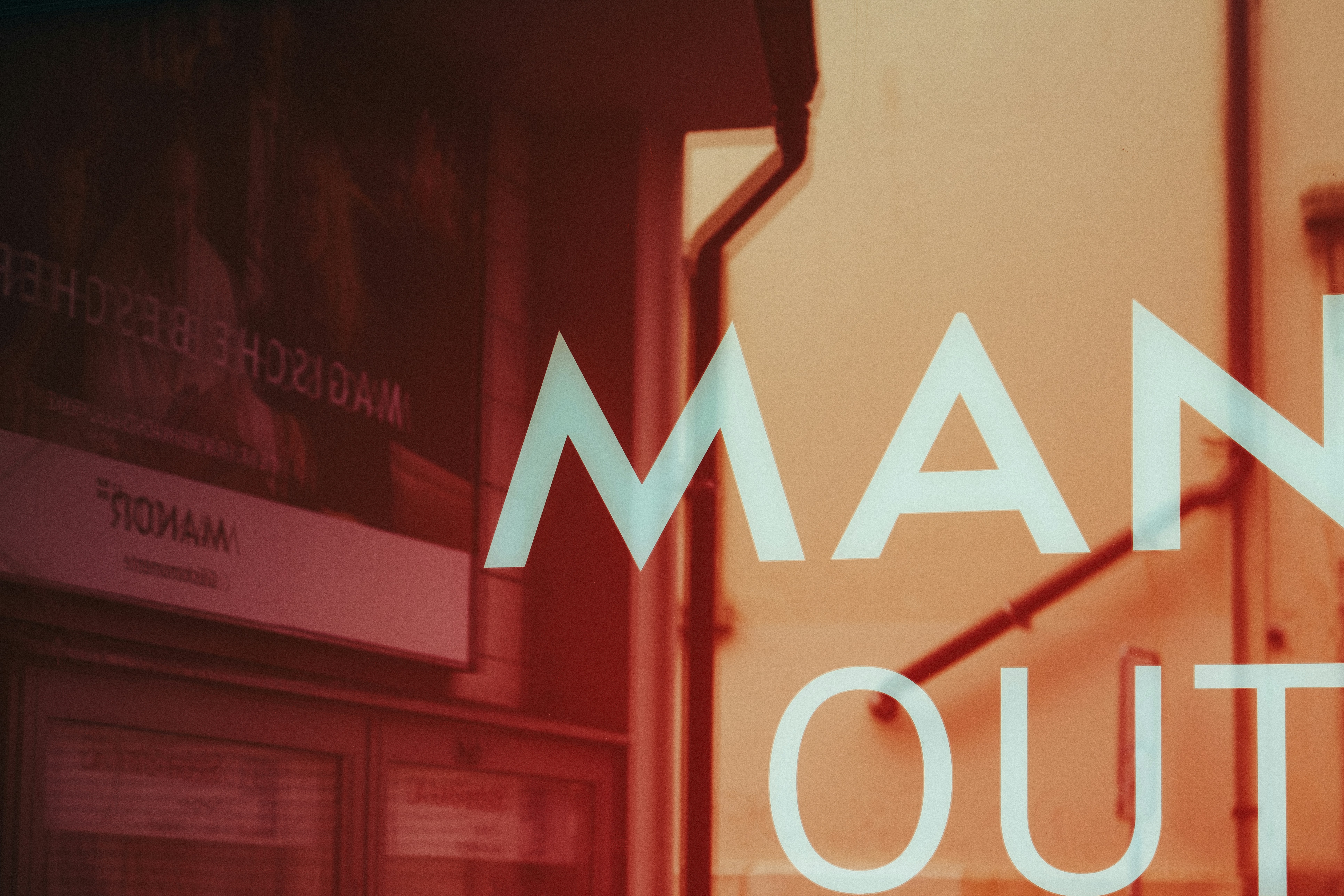 Message d’homme dehors sur la vitrine d’un magasin