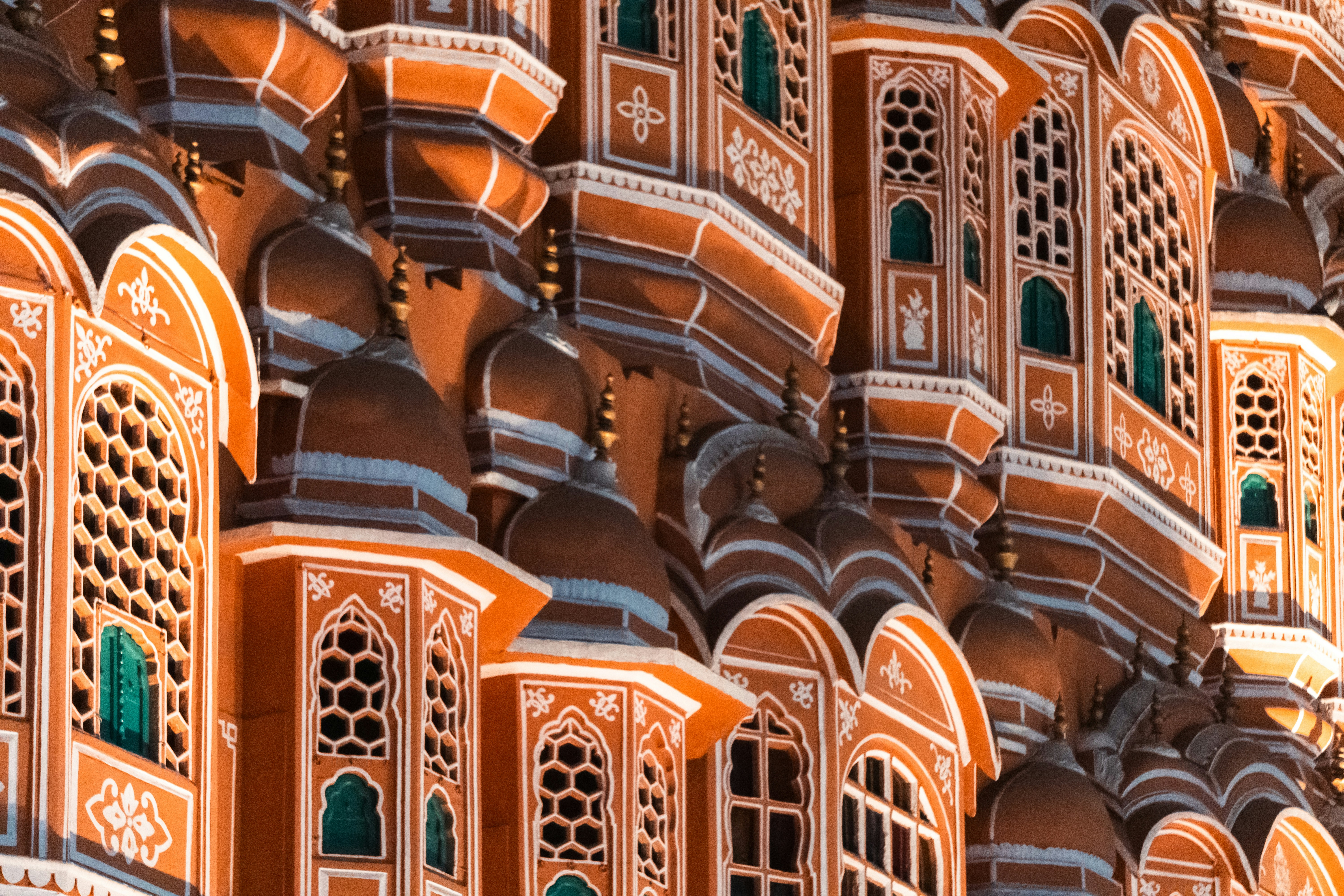 Fachada intrincada de um palácio indiano com janelas ornamentadas