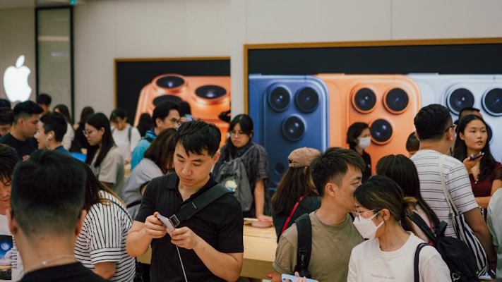 Foule dans un magasin de technologie au Canada