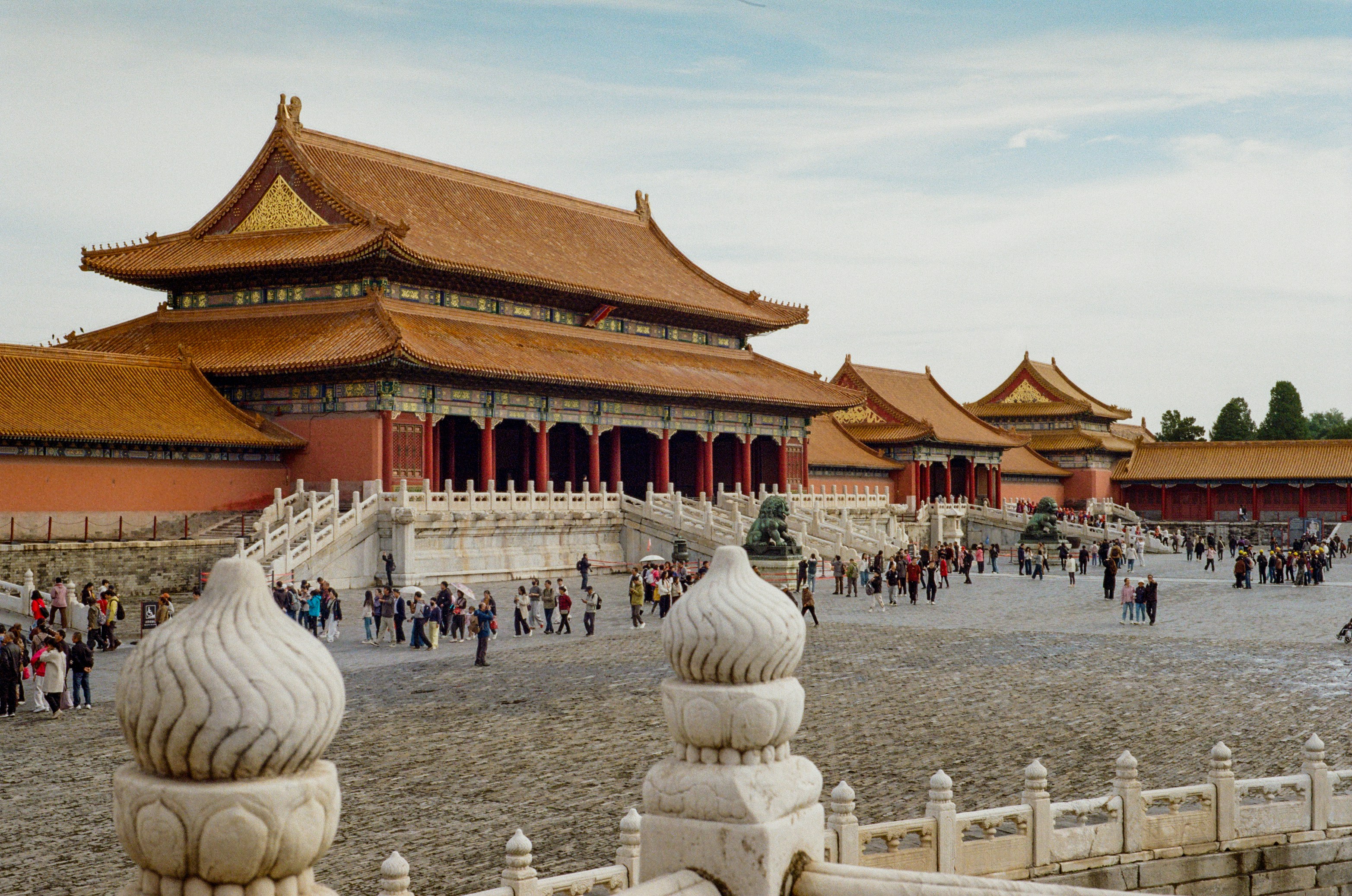 Traditioneller chinesischer Palastkomplex mit vielen Menschen