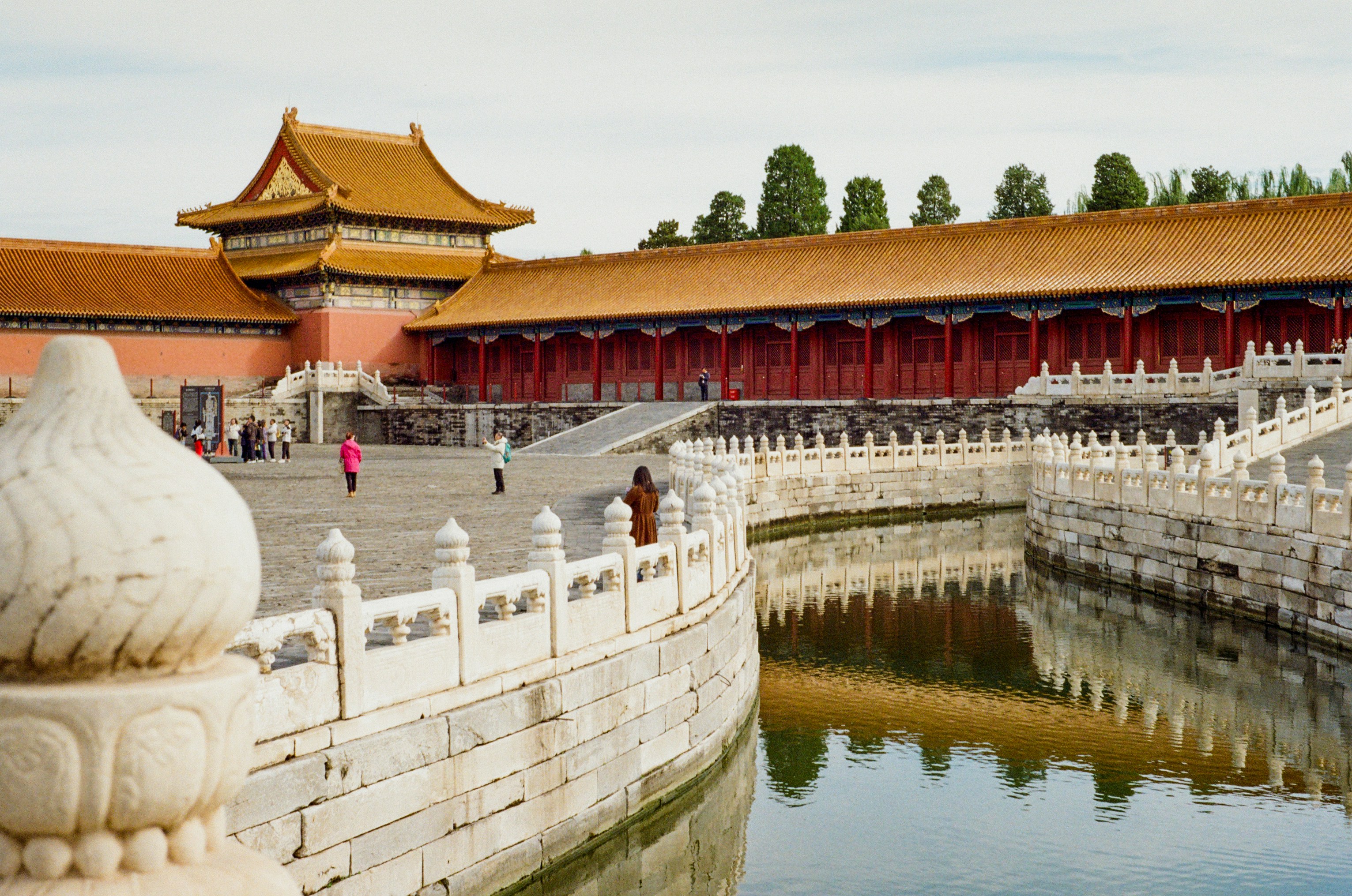 Traditionelle chinesische Palastarchitektur mit Wassergraben