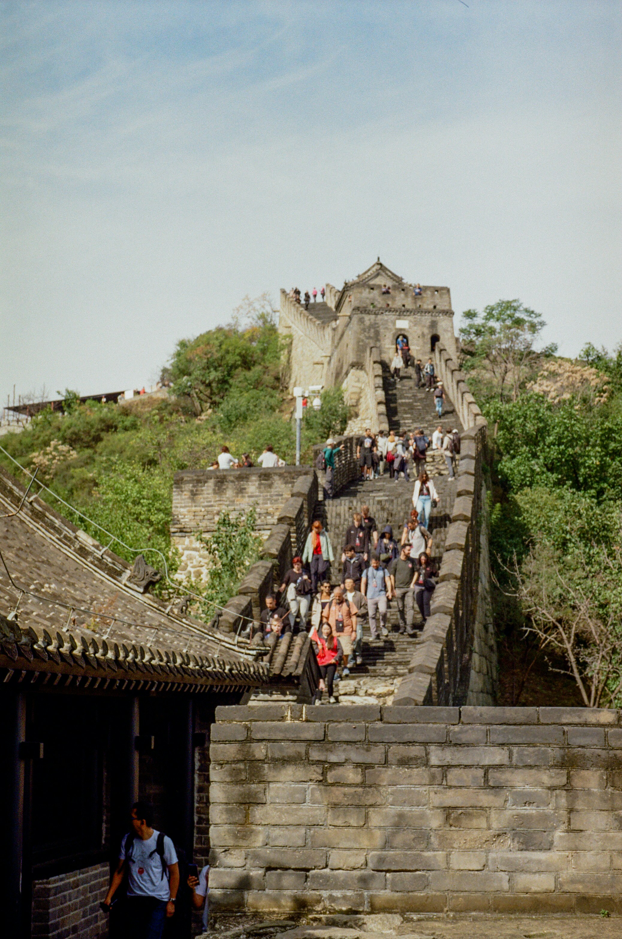 Touristen erklimmen die Chinesische Mauer