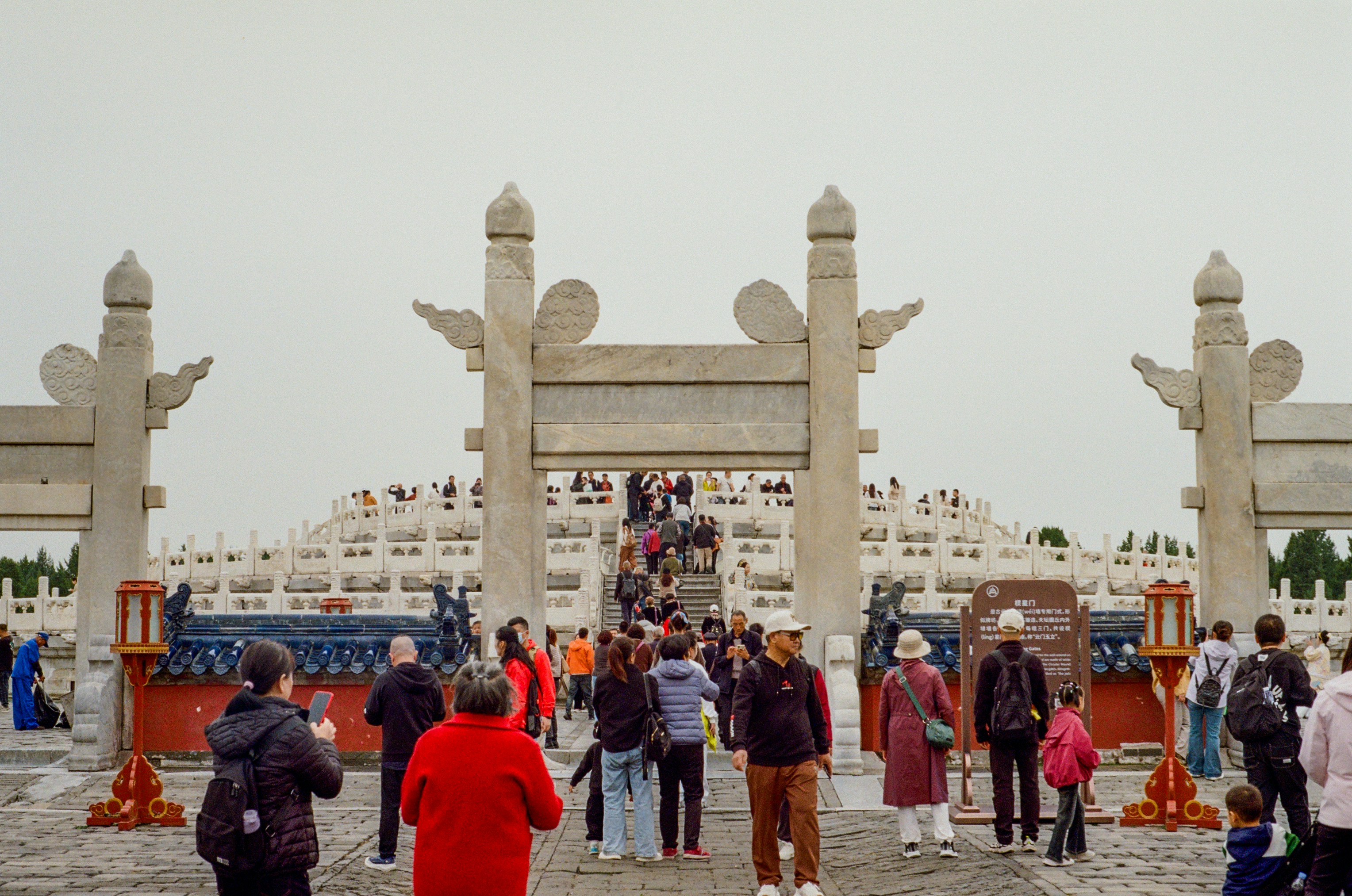 Menschenmenge geht zum Eingang des antiken chinesischen Tempels