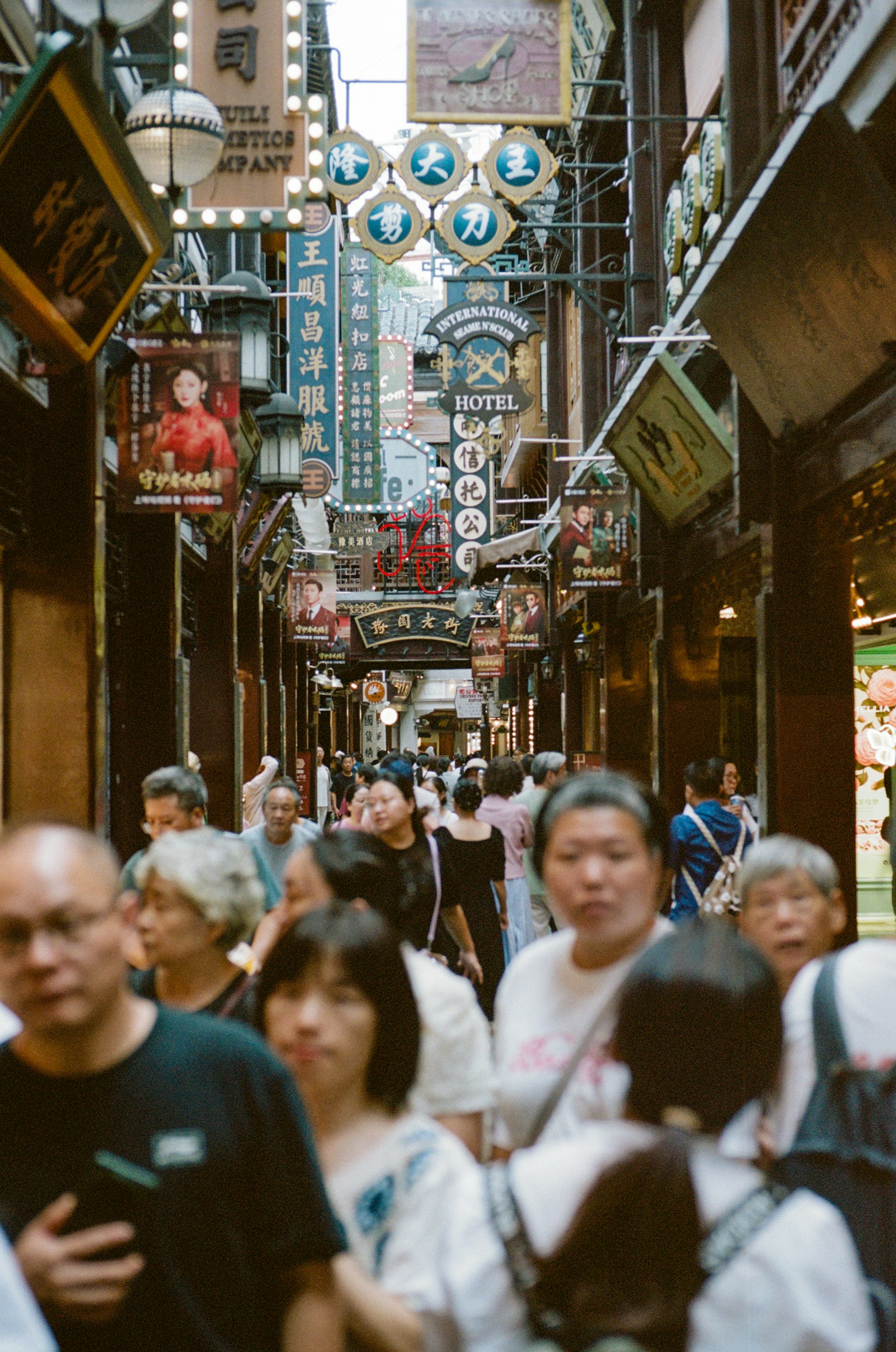 Eine Menschenmenge läuft eine belebte Straße entlang.