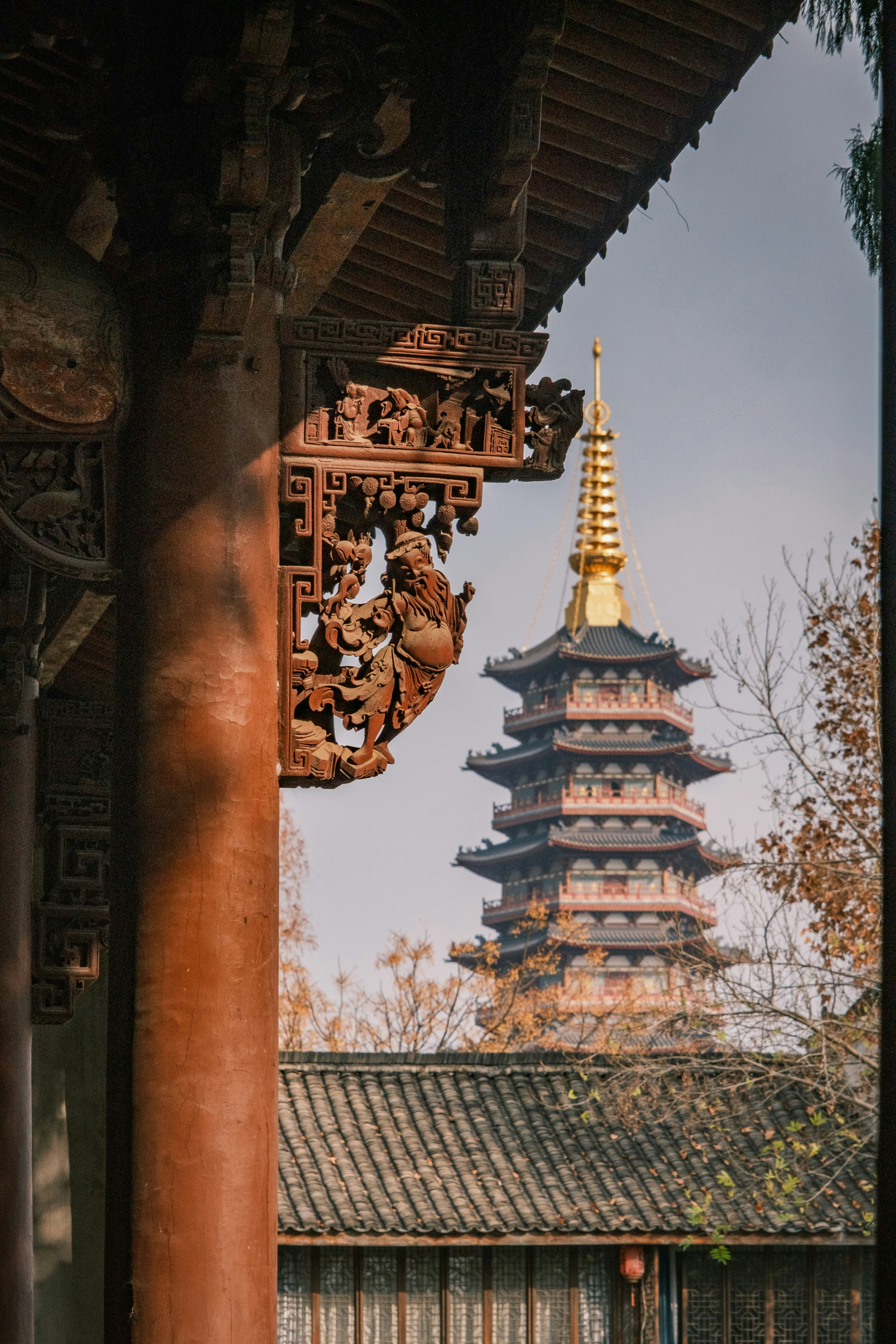 Una ornamentada estructura de madera enmarca pagoda antigua contra pagoda