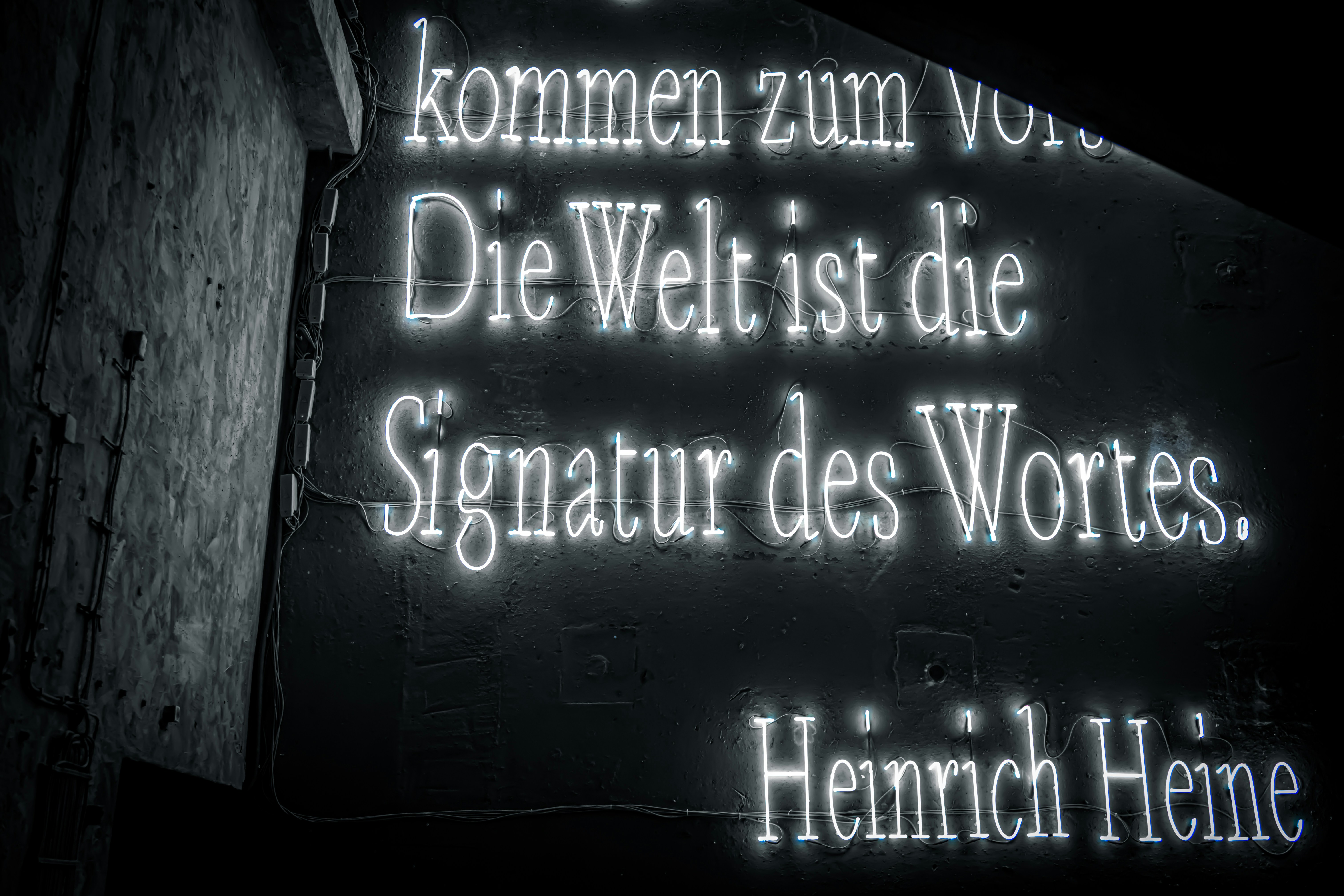 Neonschild mit Zitat von Heinrich Heine