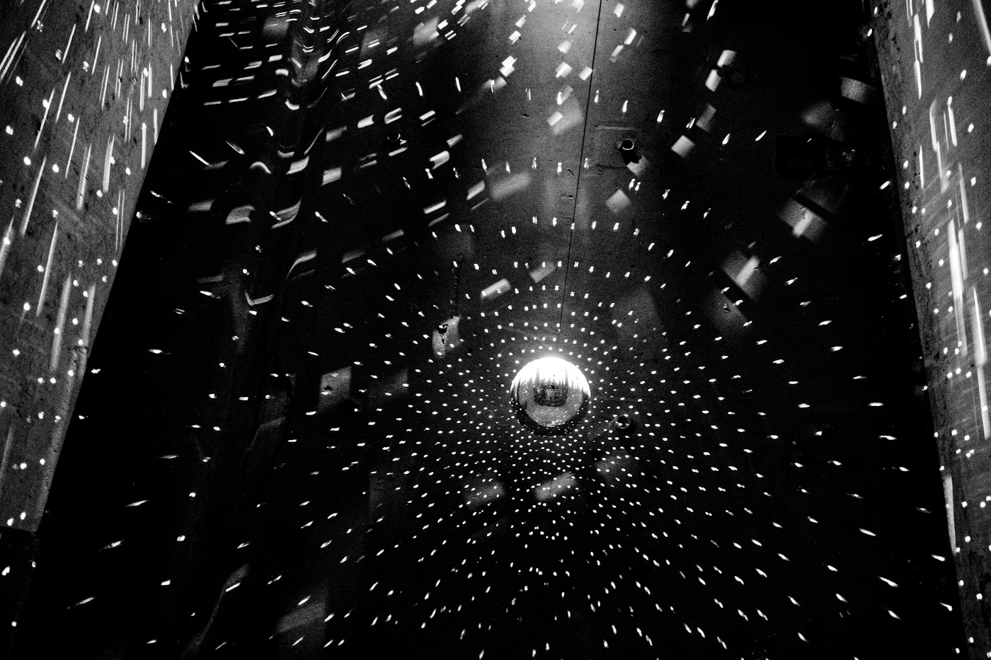 Tunnel sombre traversé de reflets lumineux