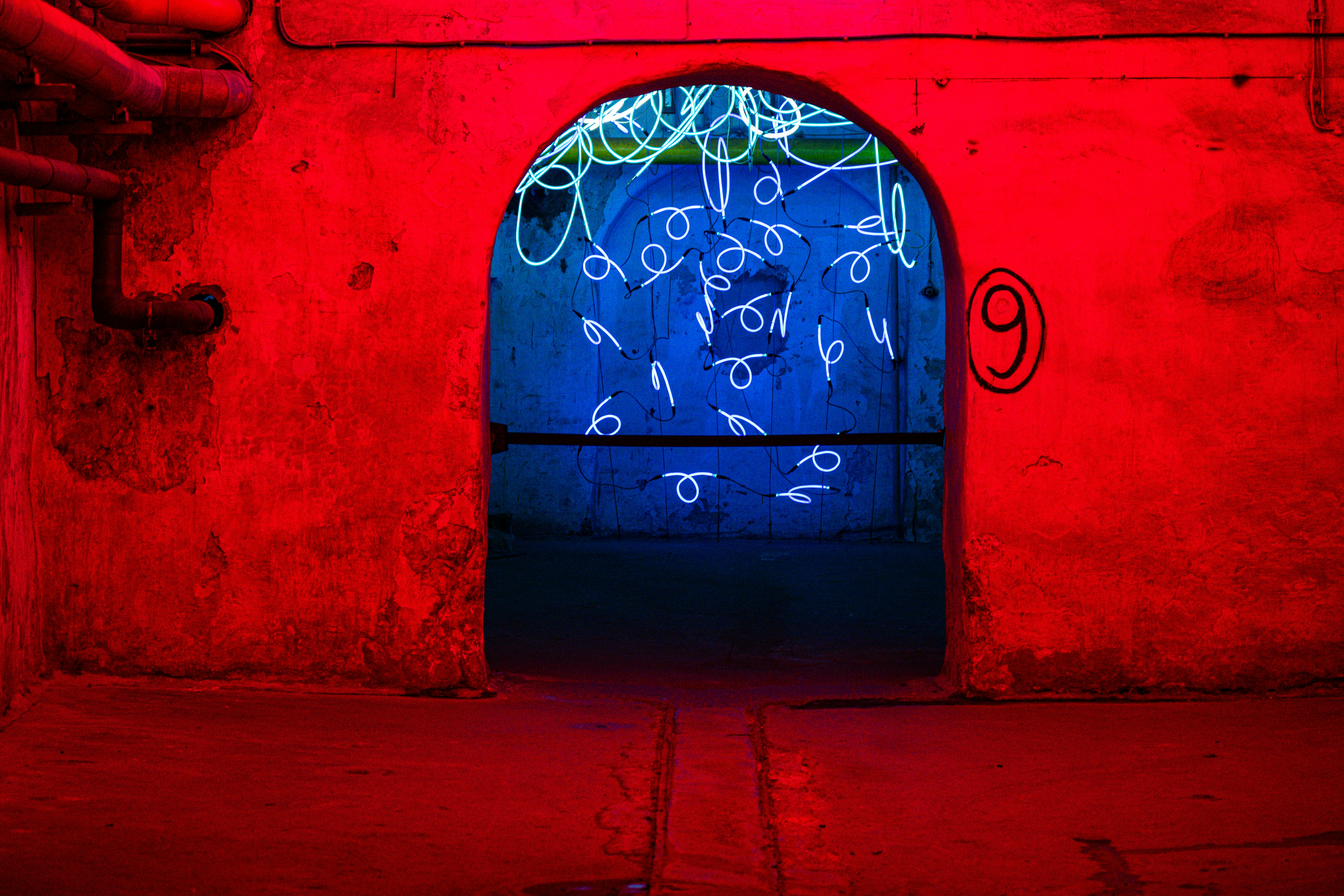 파란 빛과 흰 낙서가 있는 아치형 문턱