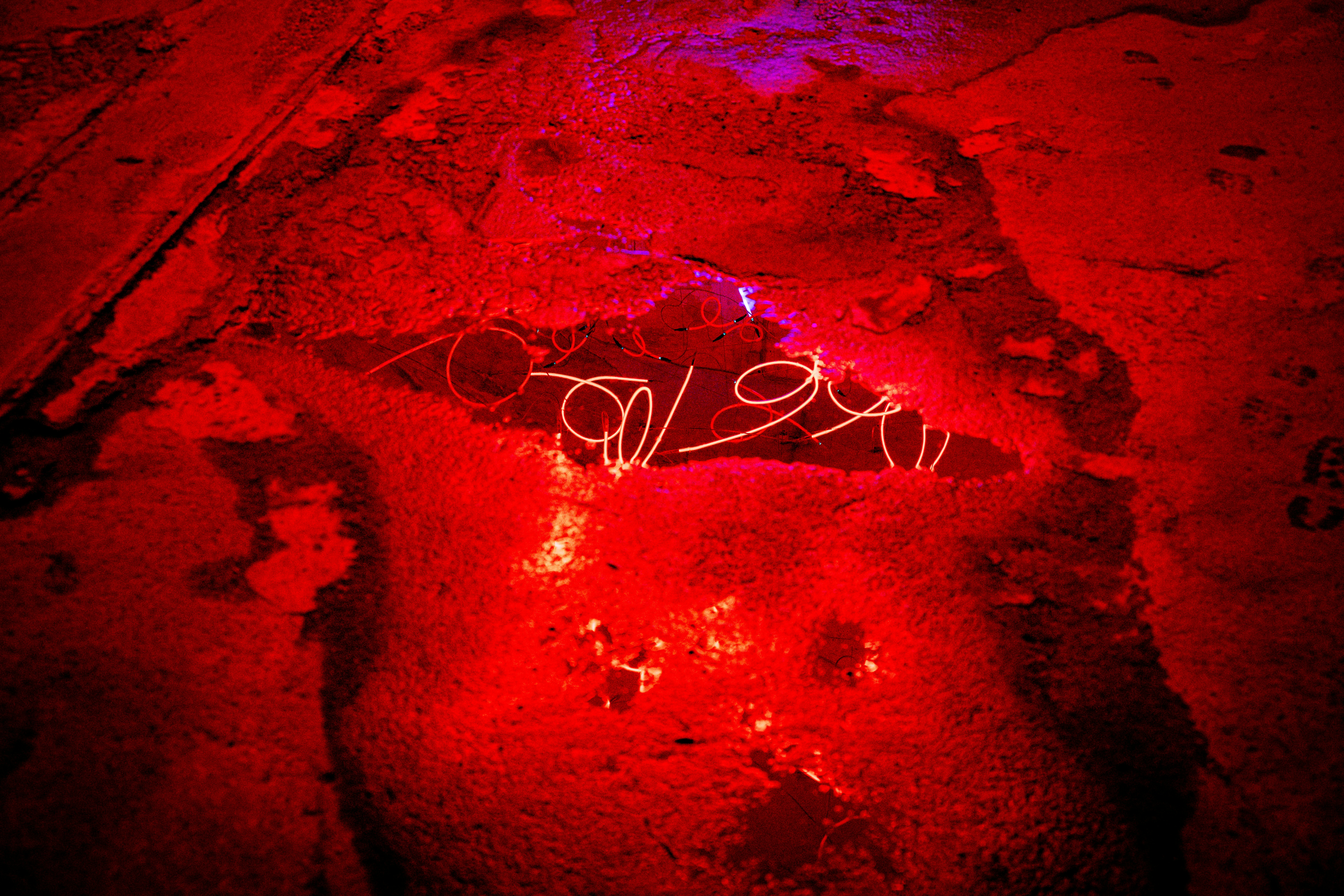 एक भारतीय एयरलाइन का विमान रनवे पर खड़ा है, उसके पीछे धुंधला हुआ हवाई अड्डा दिख रहा है। यह दृश्य रद्द हुई उड़ानों का प्रतीक है।