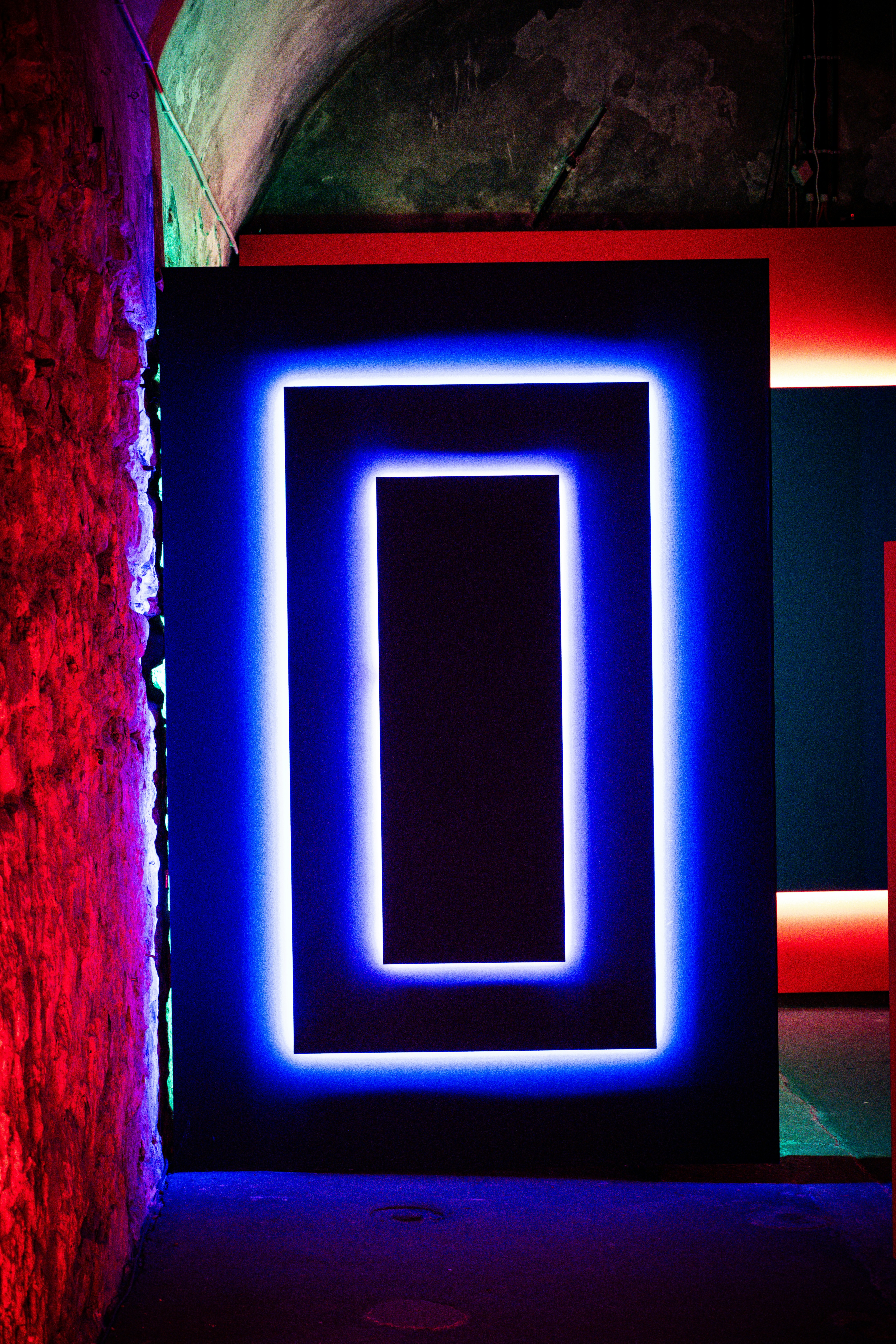 직사각형 파란색 네온 불빛이 어두운 공간을 밝힙니다.