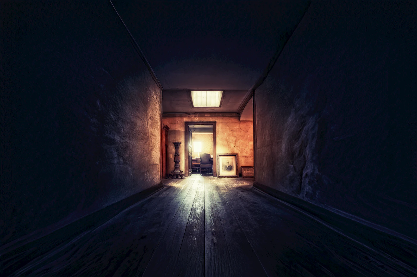 Pasillo oscuro de una casa antigua para interpretar sueños con casas encantadas