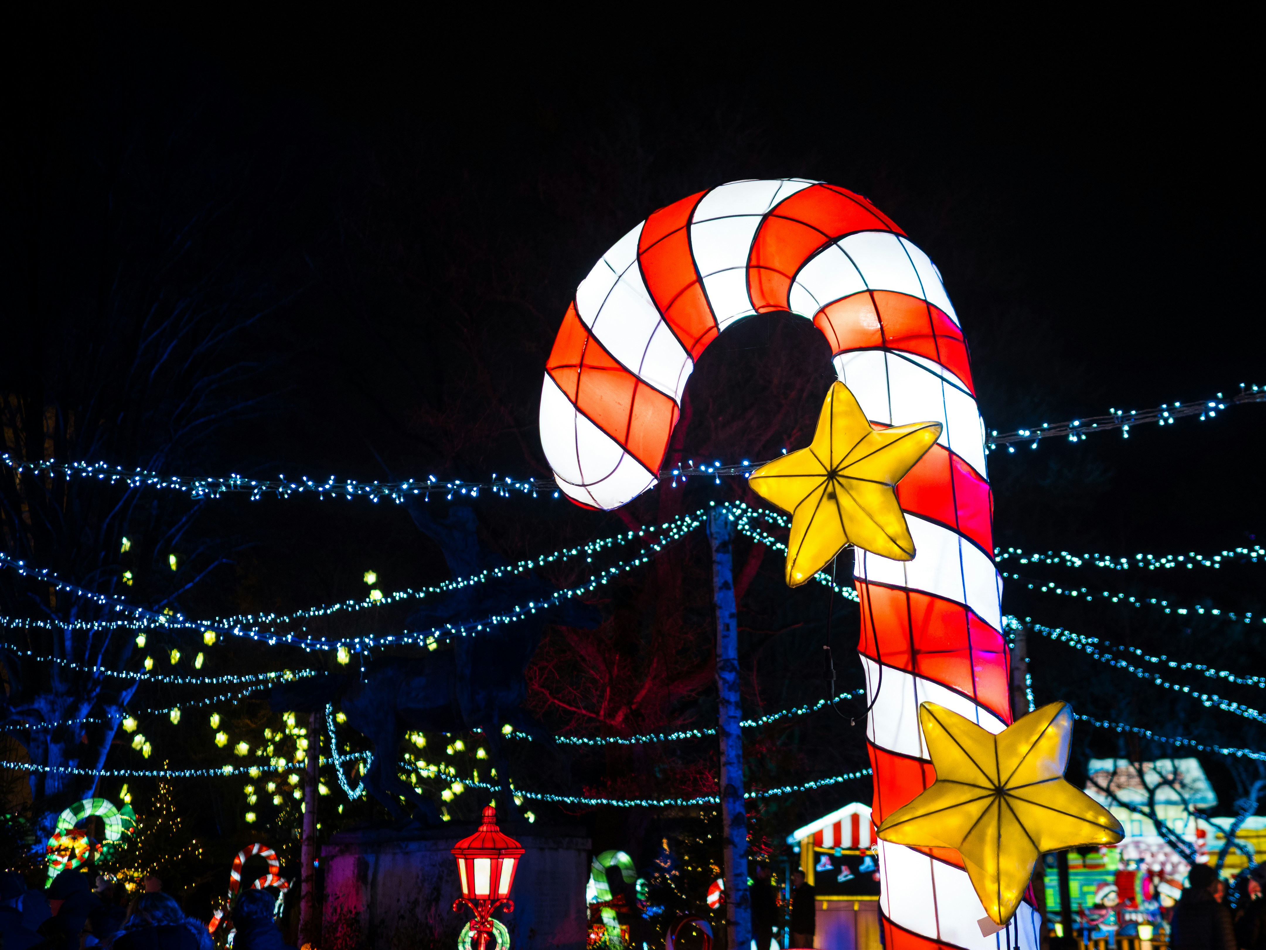 Riesige Zuckerstangenlaterne mit Sternen in der Nacht