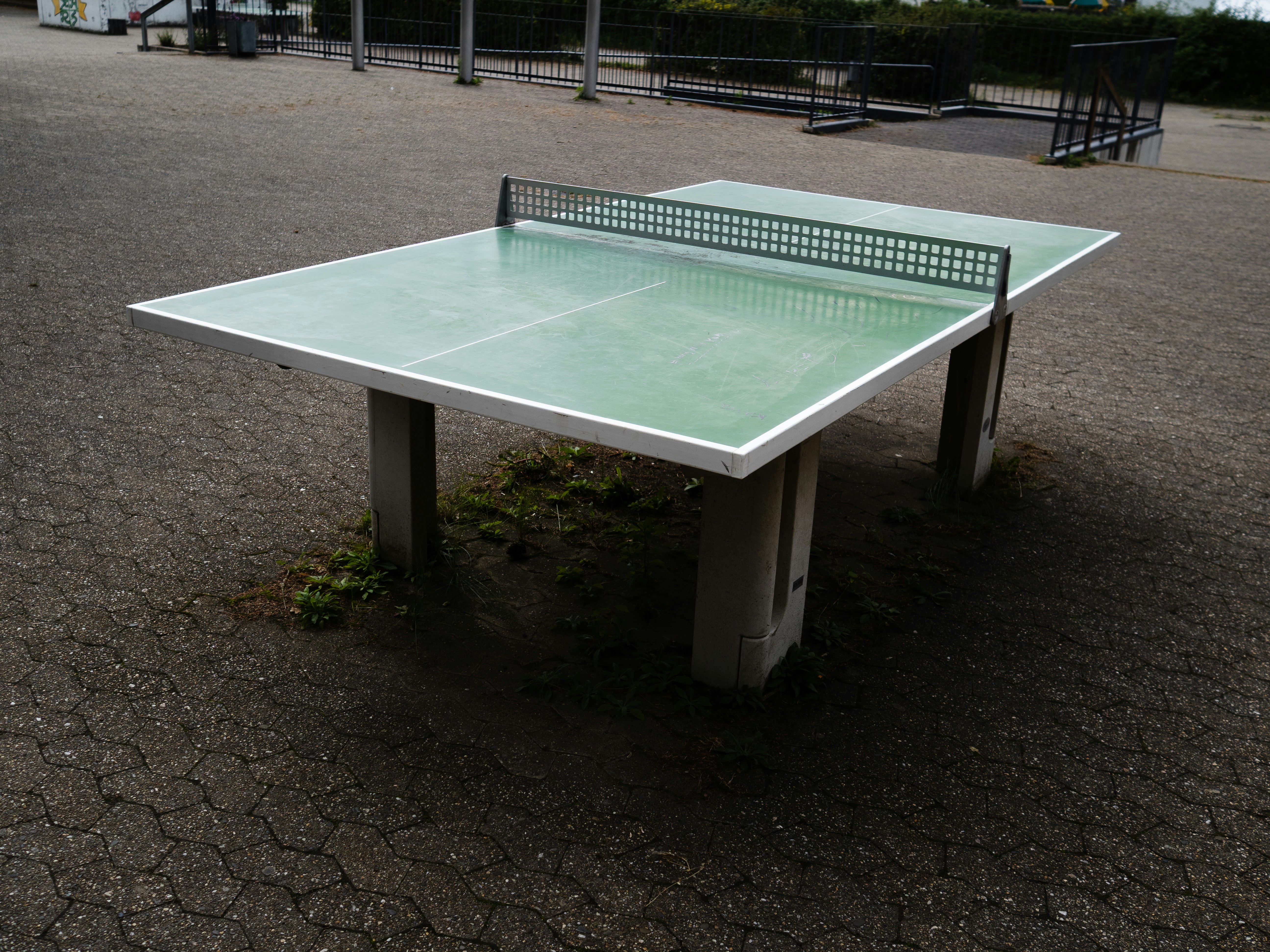 Outdoor-Tischtennistisch mit Netz auf Asphalt