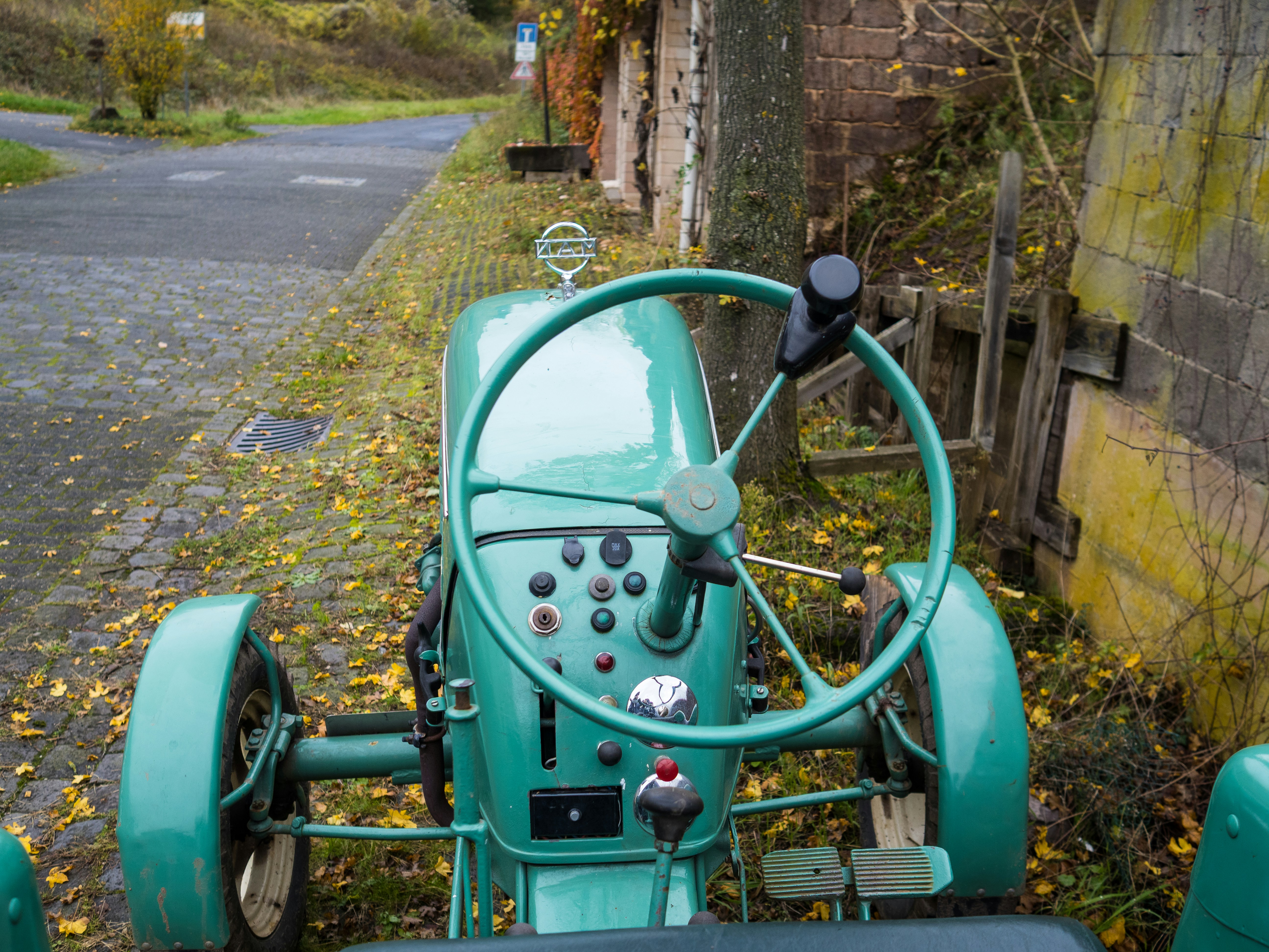 Grünes Vintage-Traktor-Armaturenbrett mit Lenkrad.
