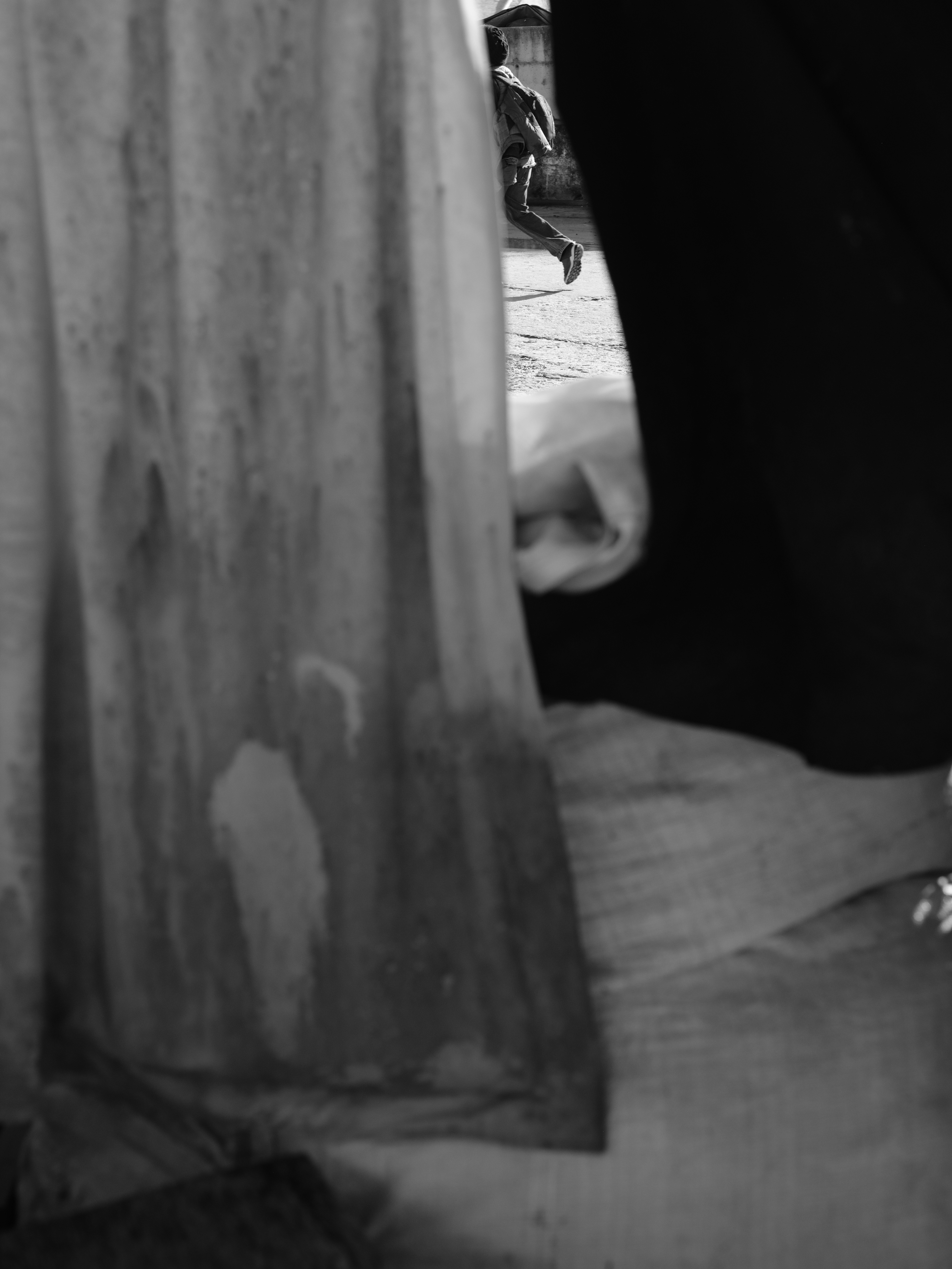 천이 걸쳐진 옷감 옆을 달리는 사람.