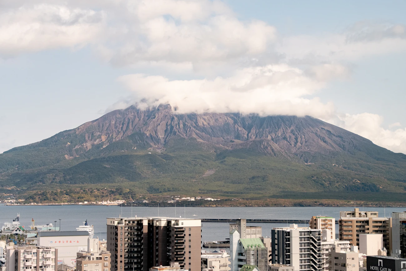 桜島と鹿児島の海沿いの街並み