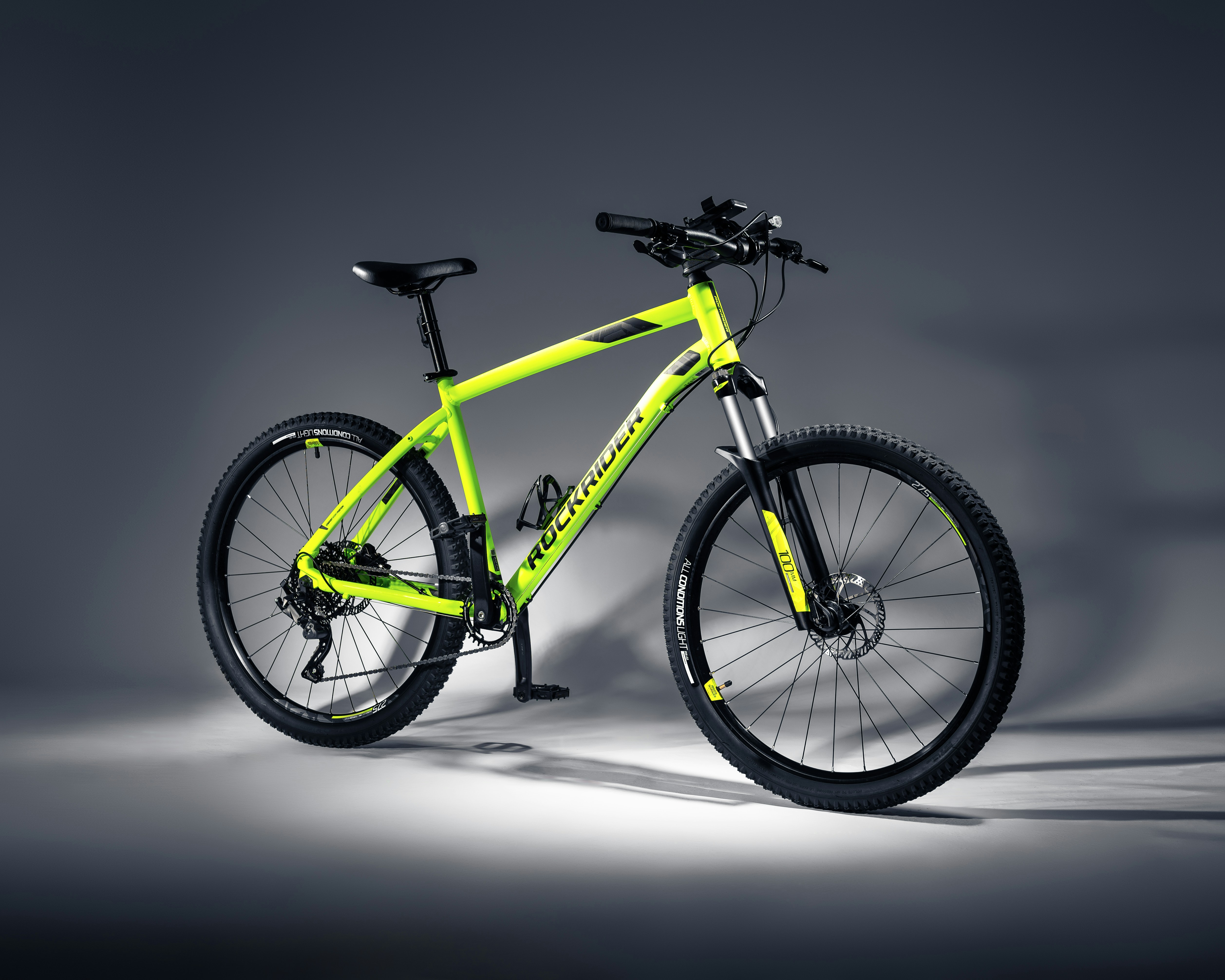 Una bicicleta de montaña amarillo brillante sobre fondo oscuro