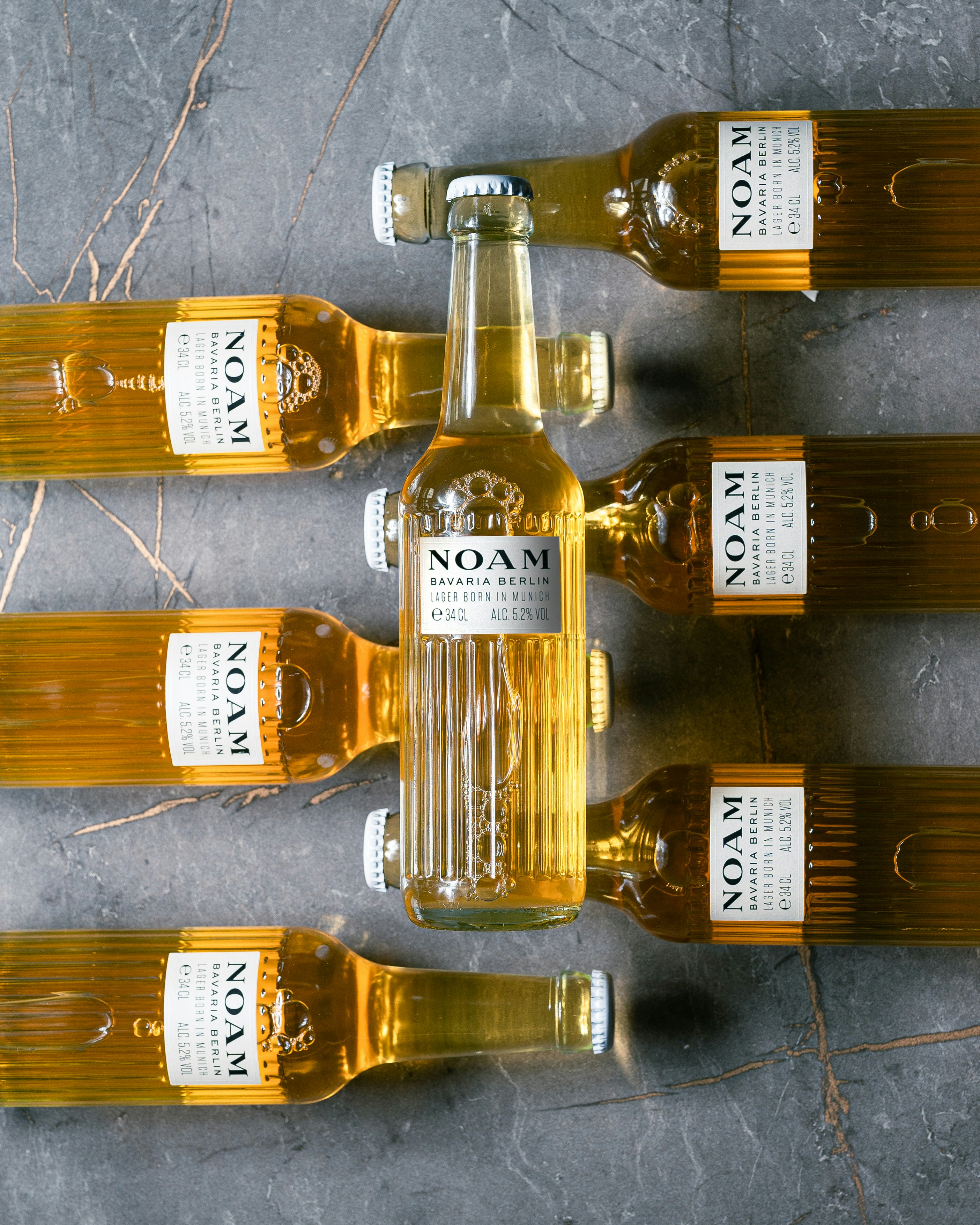 Varias botellas de cerveza noam dispuestas en una superficie.