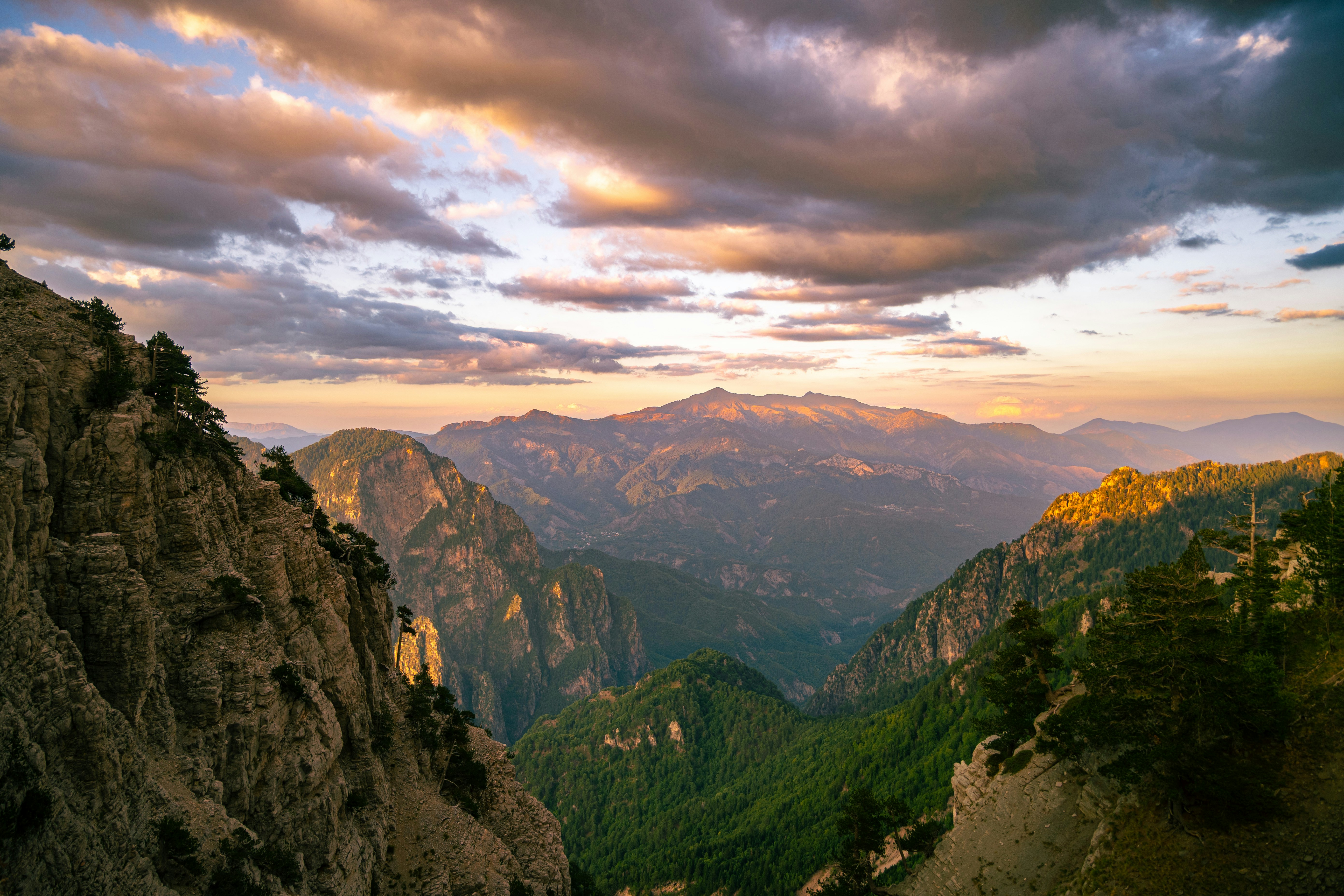 Cadena montañosa dramática al atardecer con nubes