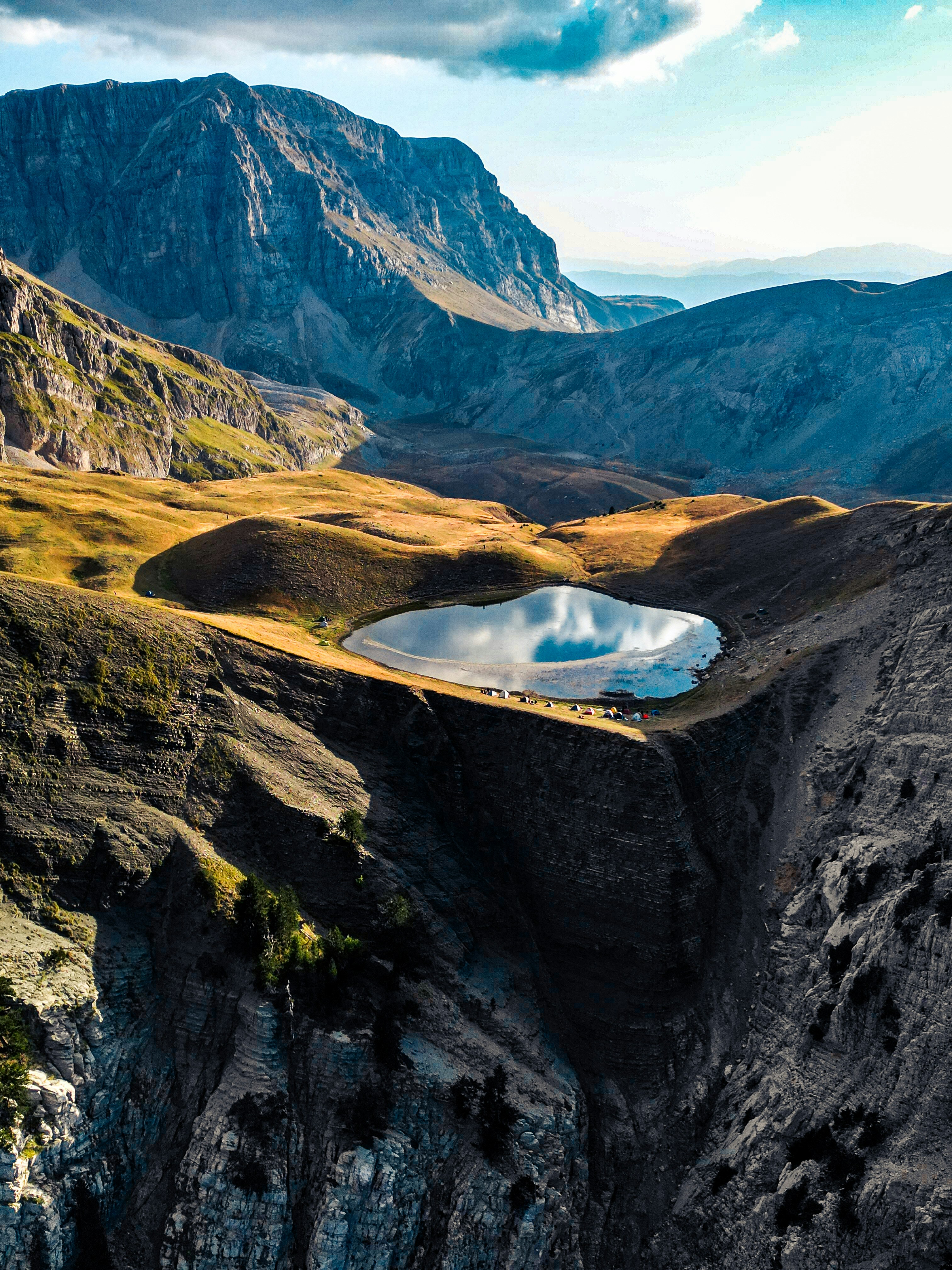 Un lago alpino sereno enclavado entre montañas escarpadas.