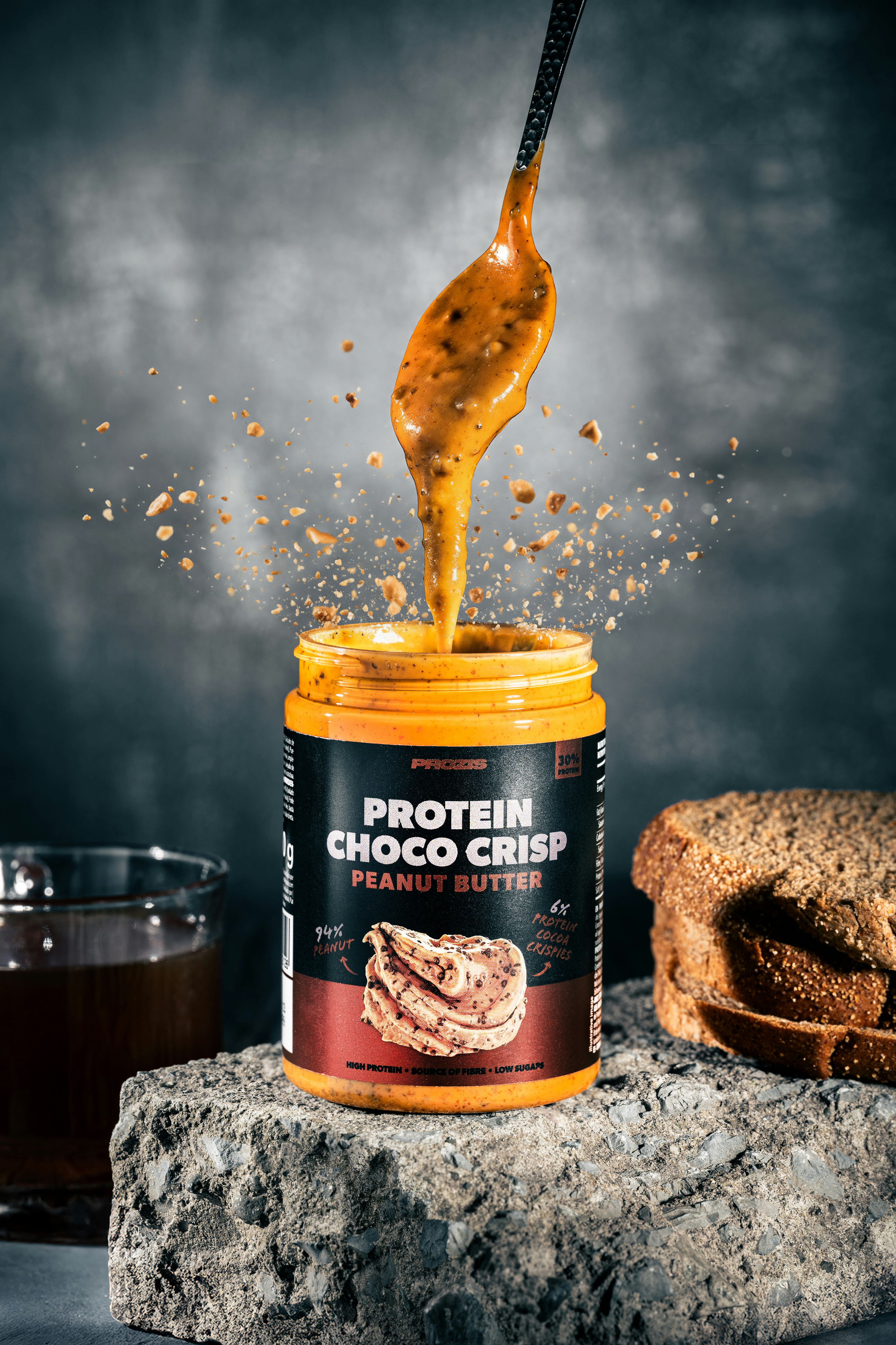 Sacar con cuchara la mantequilla de cacahuete de un tarro abierto.