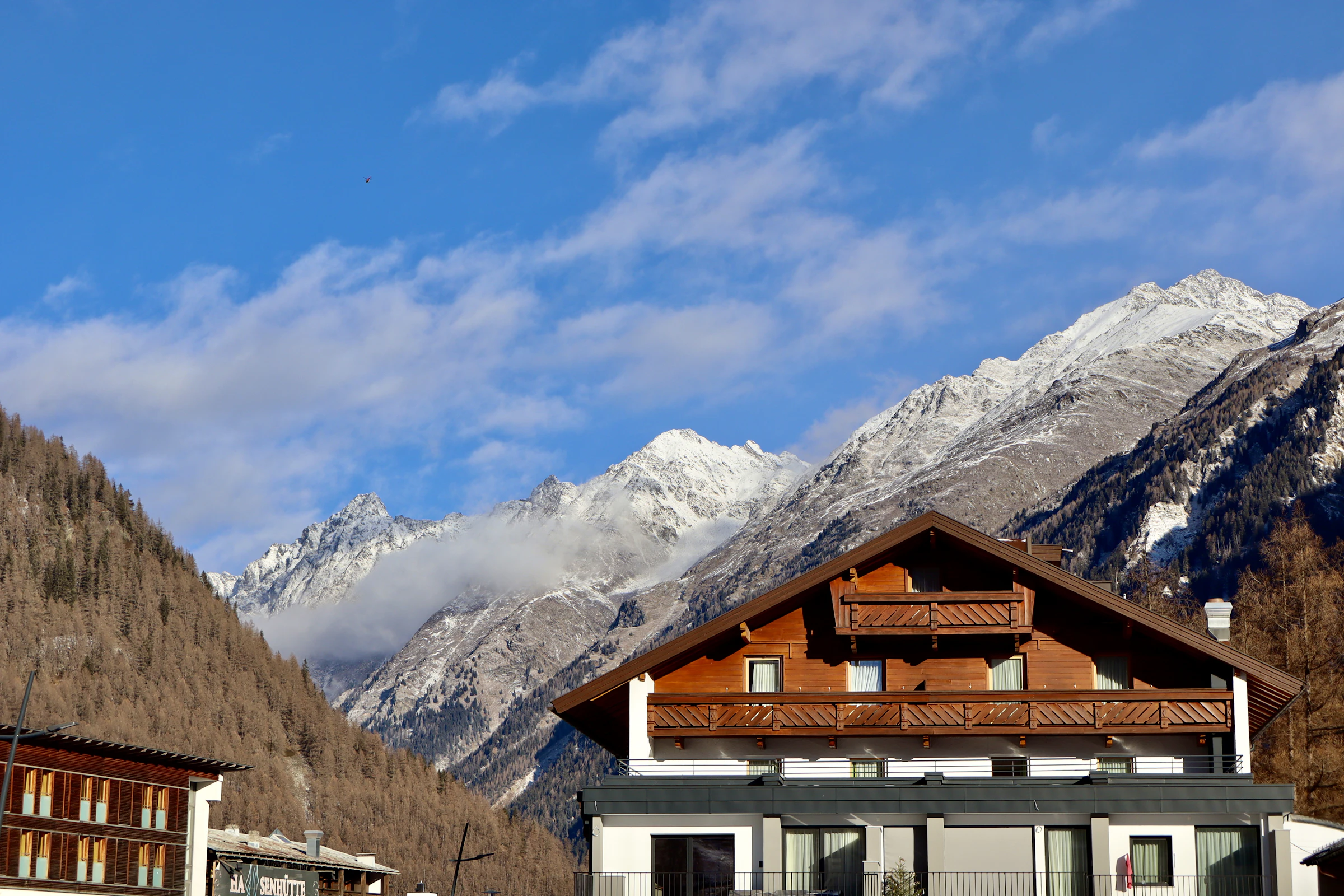 Villa des Plans-Mayens, volumes clairs face aux sommets