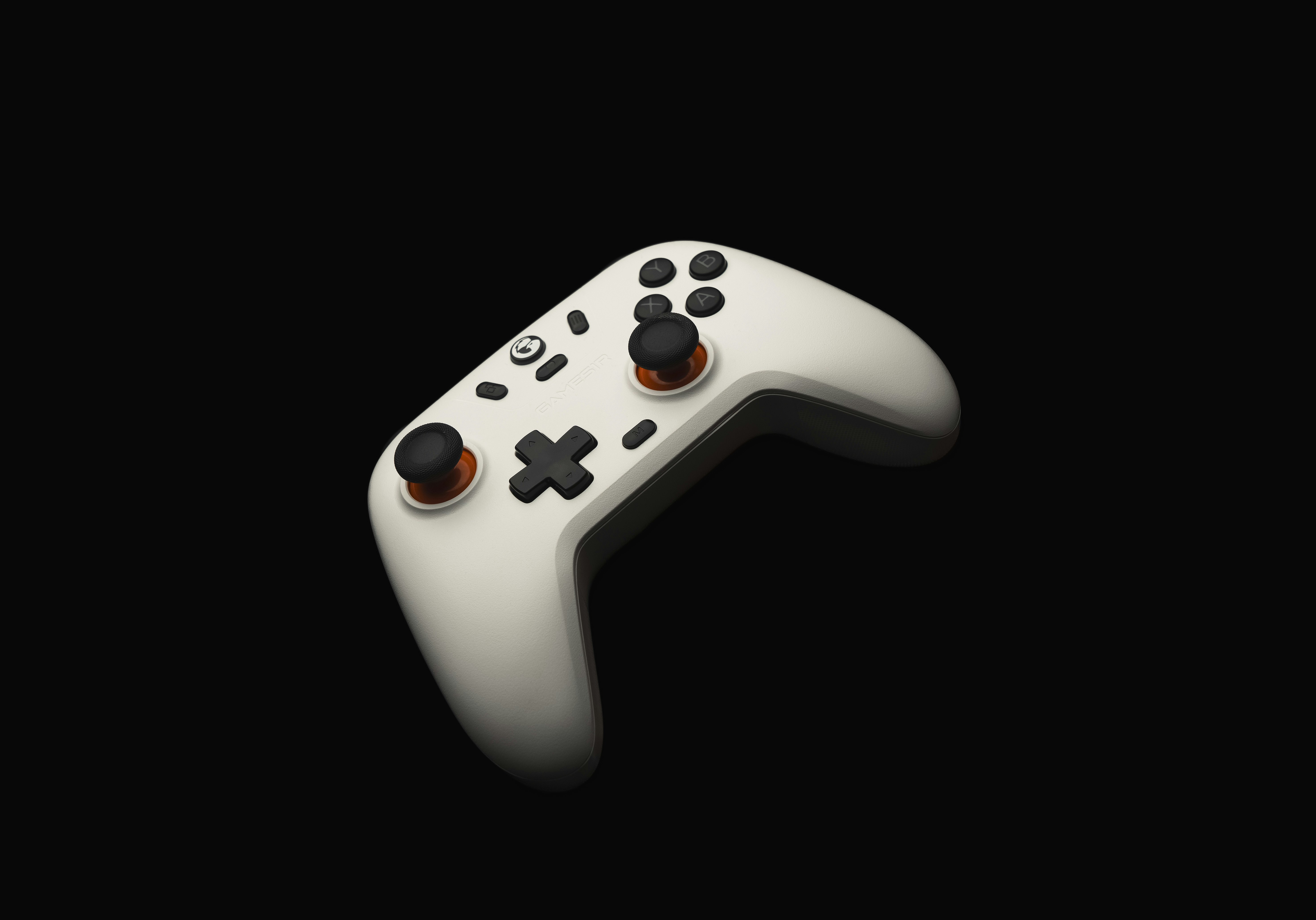 Mando blanco sobre fondo negro