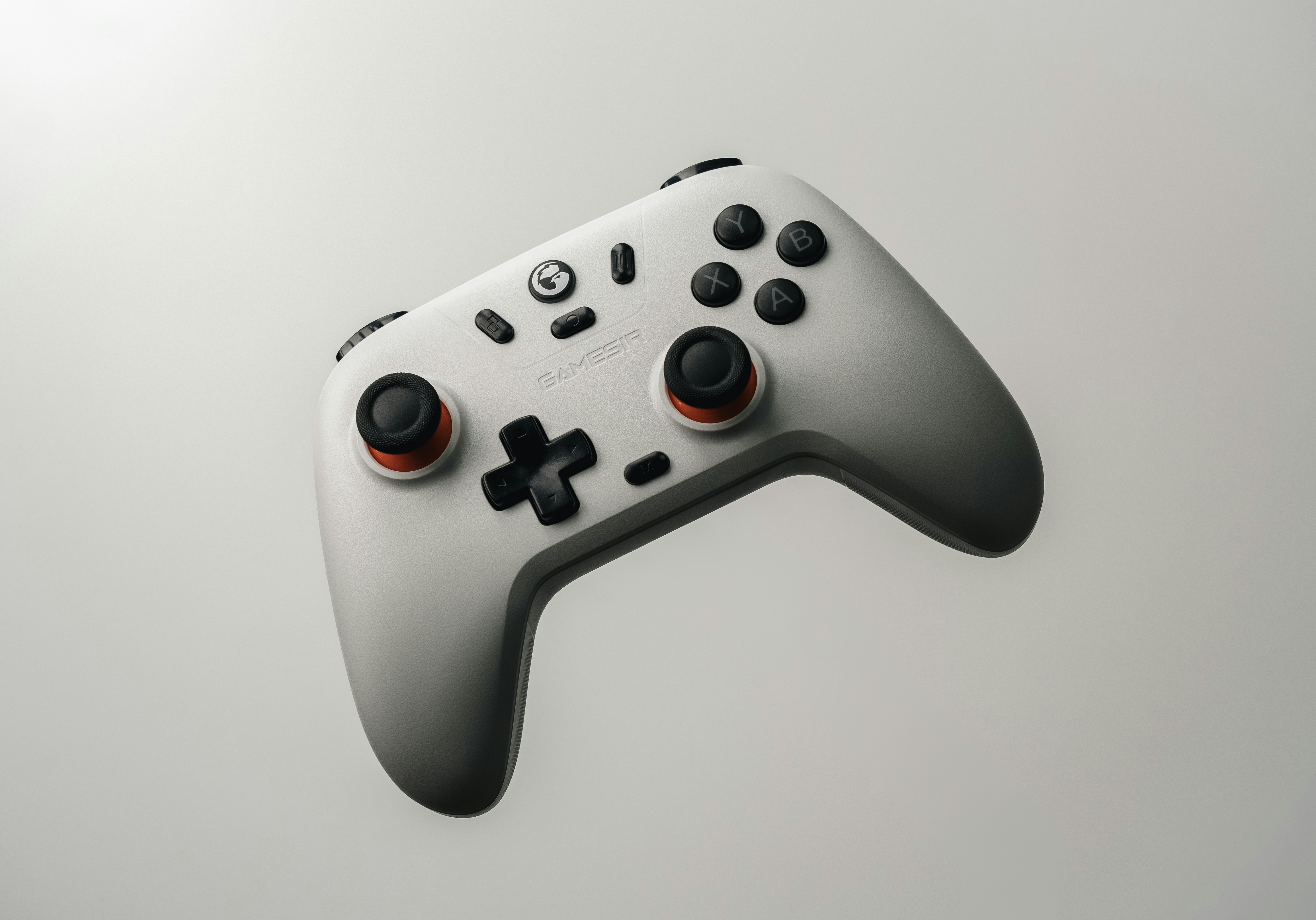 Un mando blanco sobre fondo gris