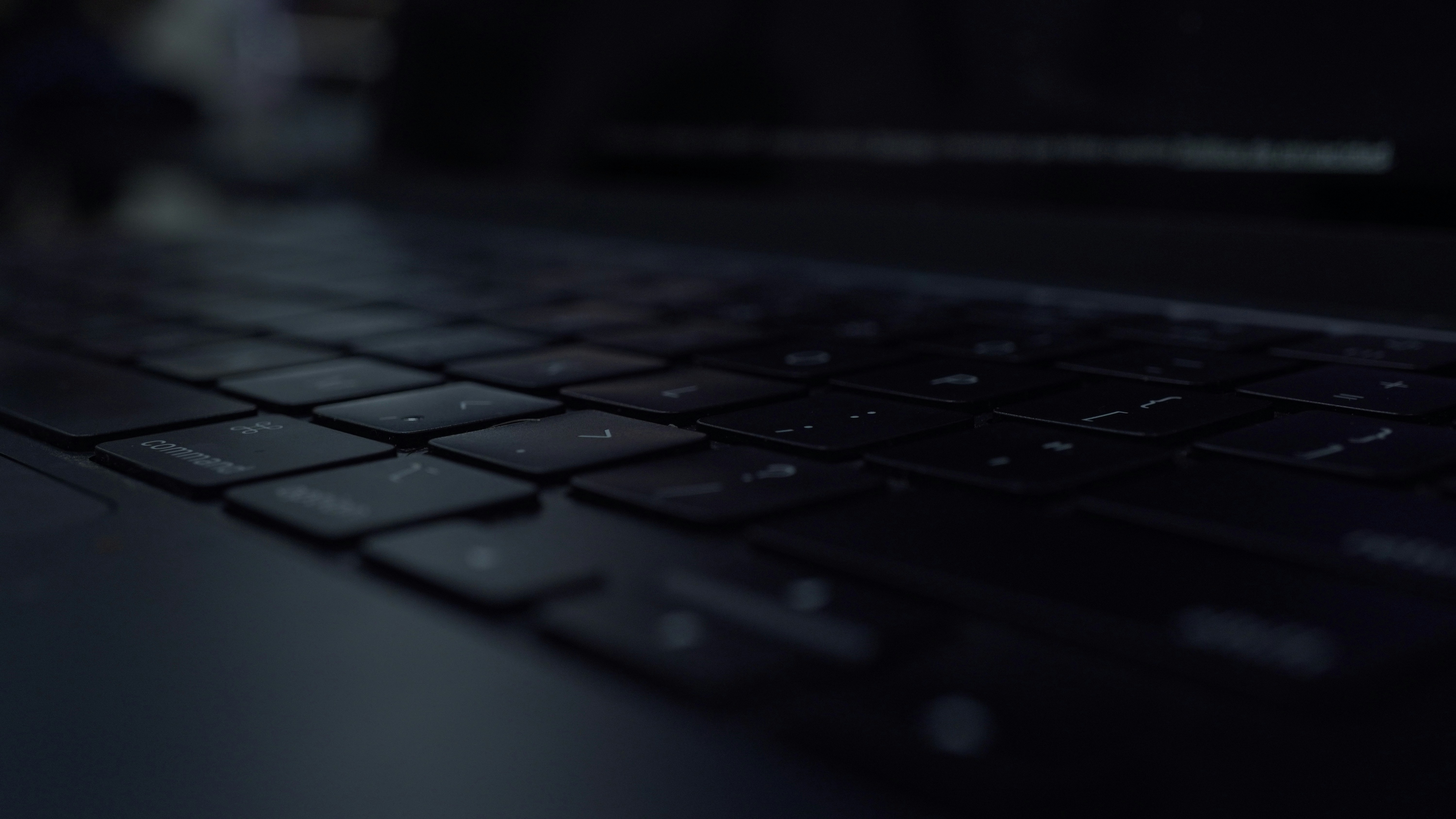 SEO professional analyzing a graph of organic traffic trends on a monitor