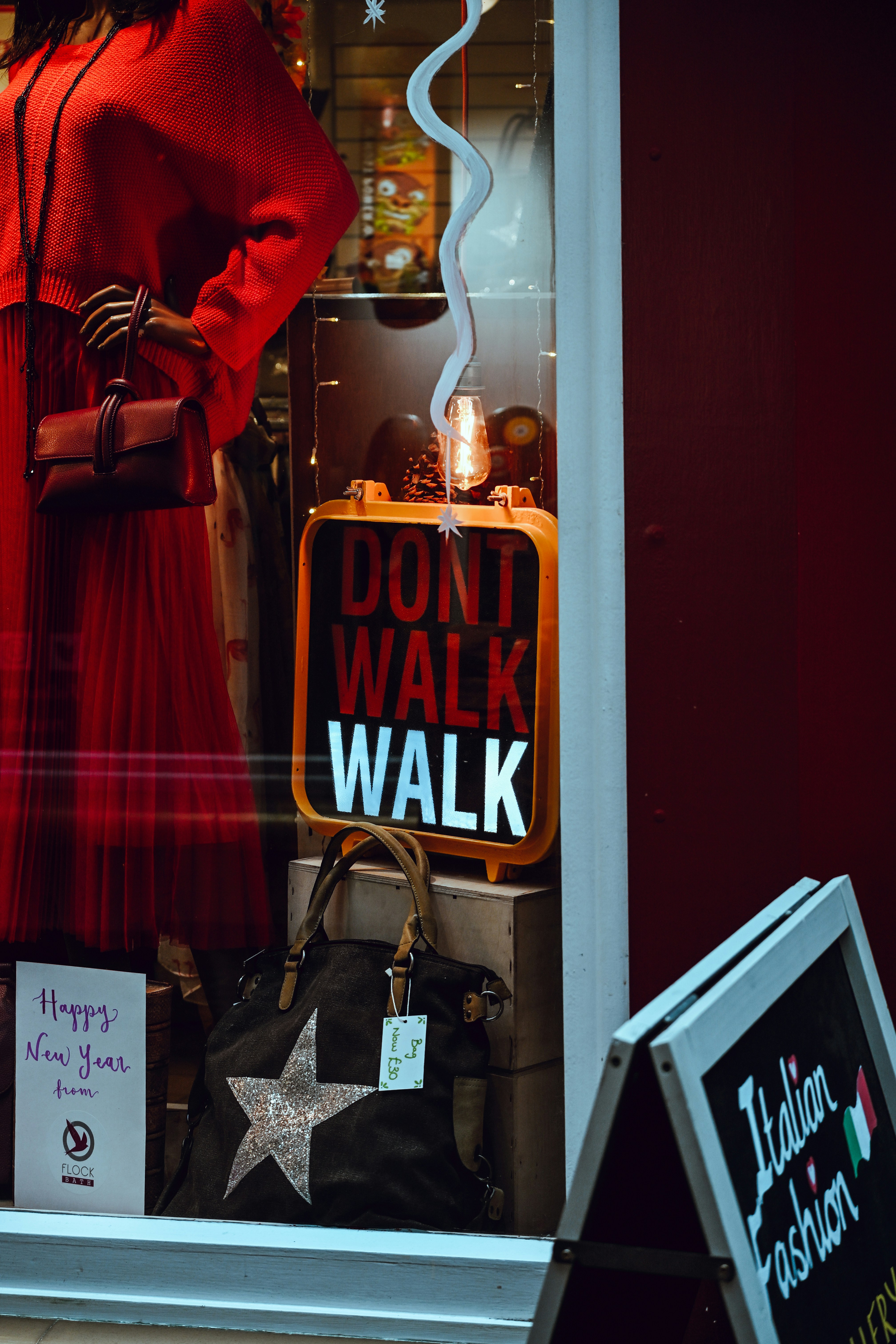 Vitrine de loja com itens de moda e placas
