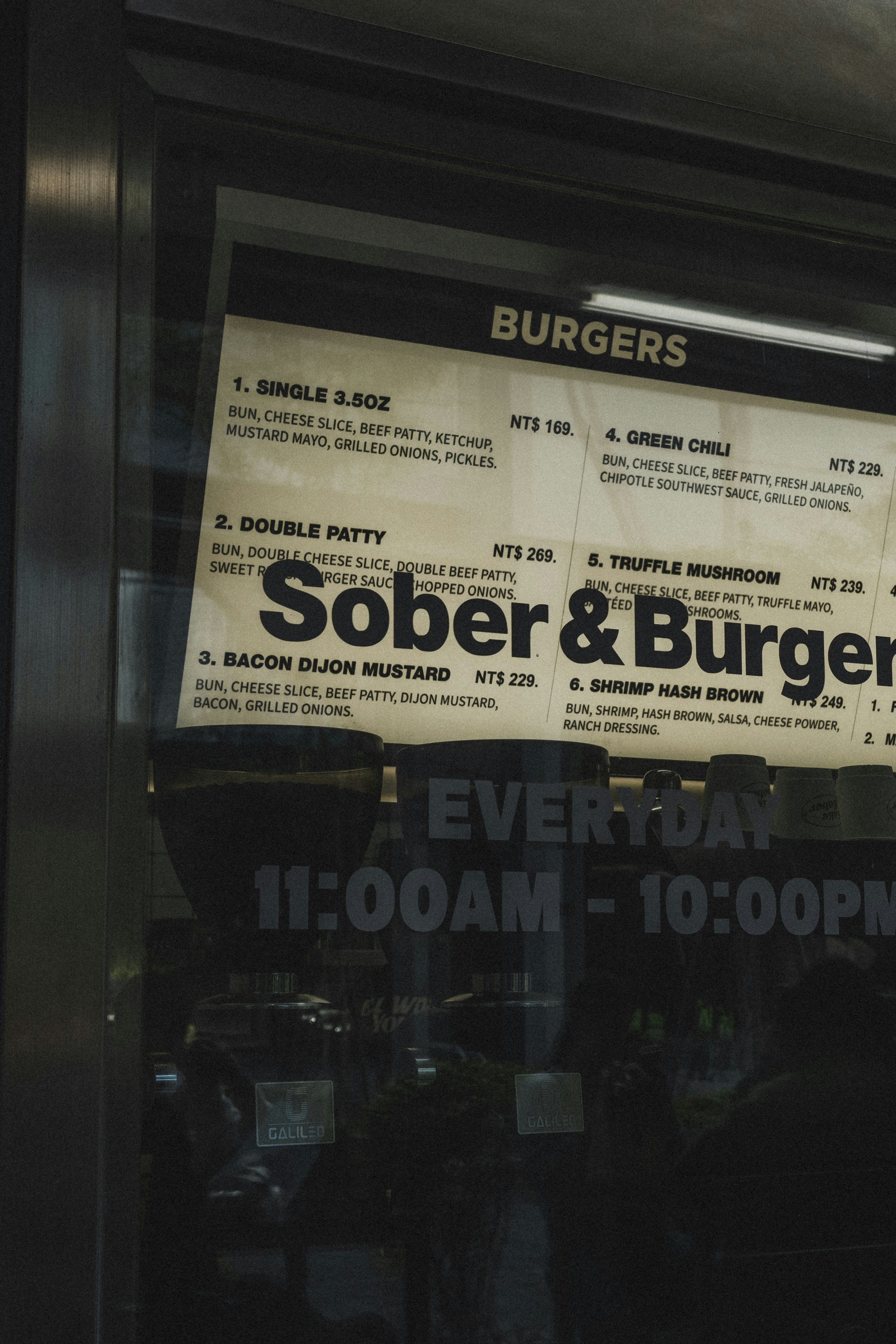 Burgerkarte angezeigt in einem Restaurantfenster