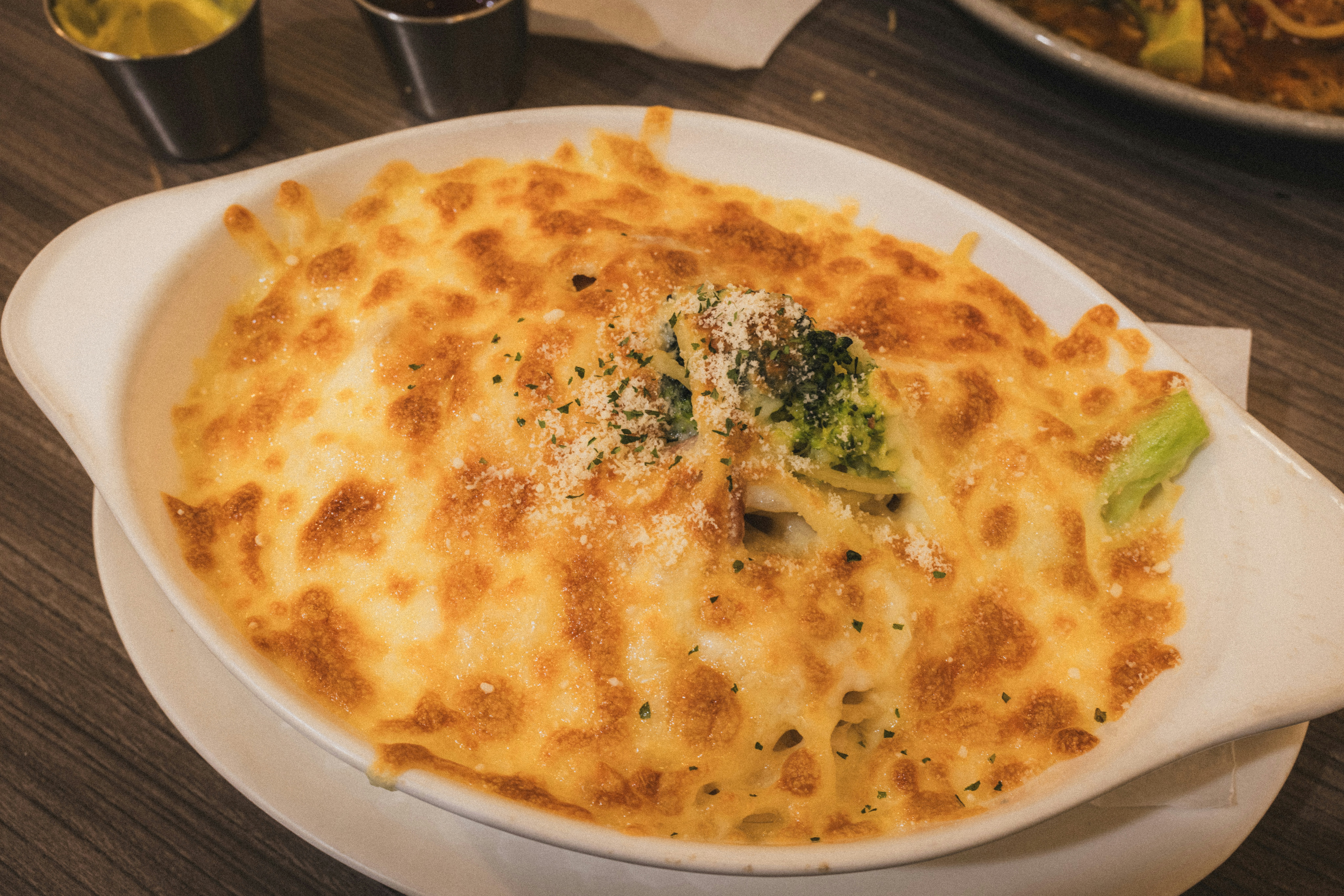 Brokoli dan keju gratin dalam piring putih