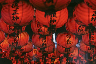 Faroles rojos tradicionales iluminando las calles en la Fiesta de los Faroles de China