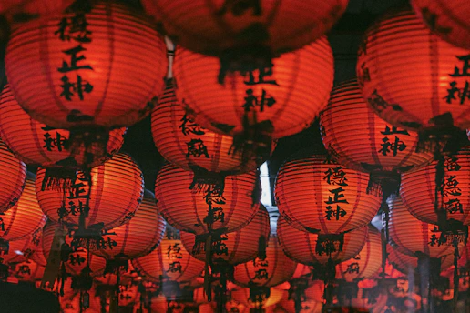 Faroles rojos tradicionales iluminando las calles en la Fiesta de los Faroles de China