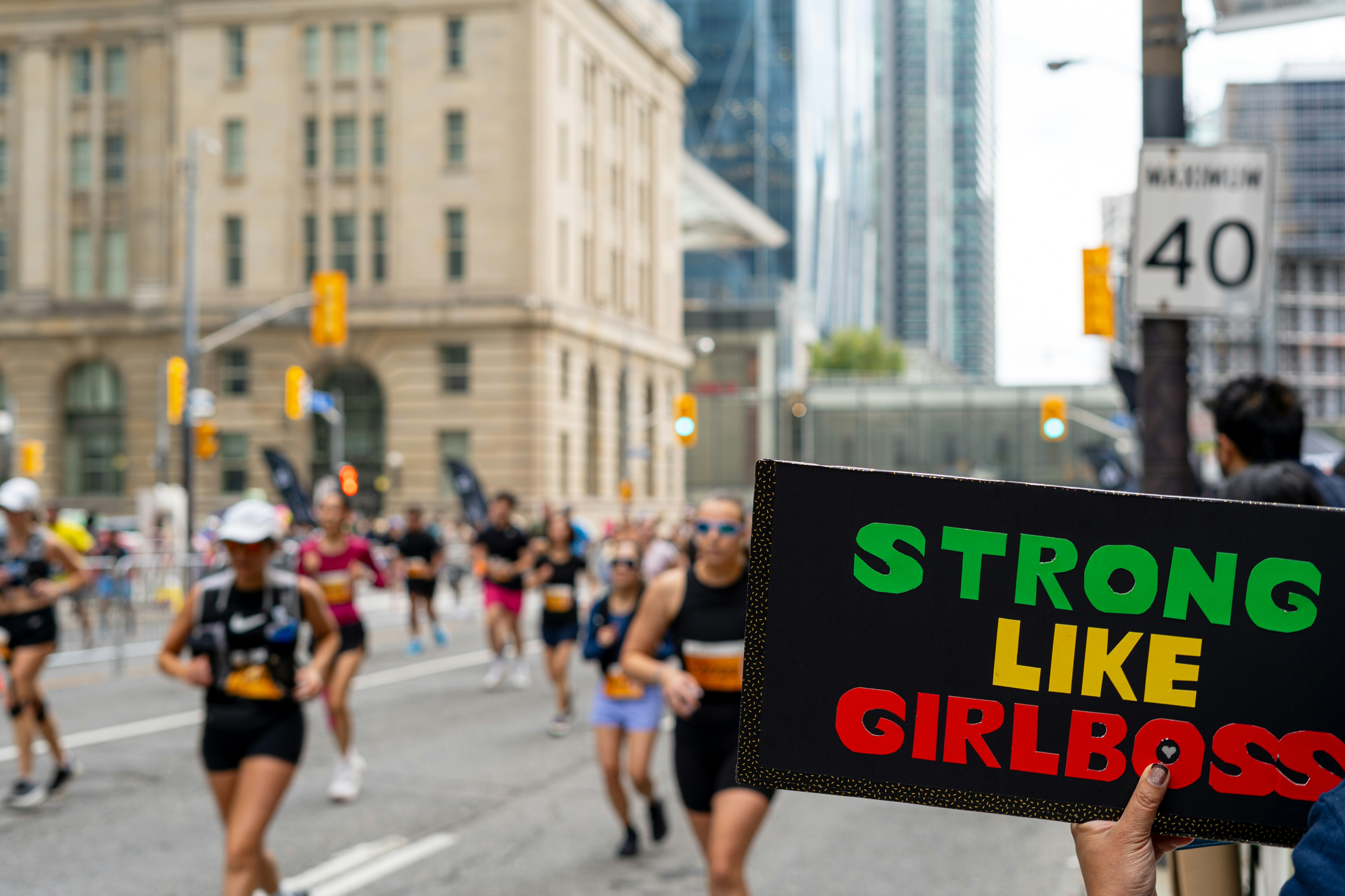 Movilización de mujeres en una avenida de Lima durante una jornada pública