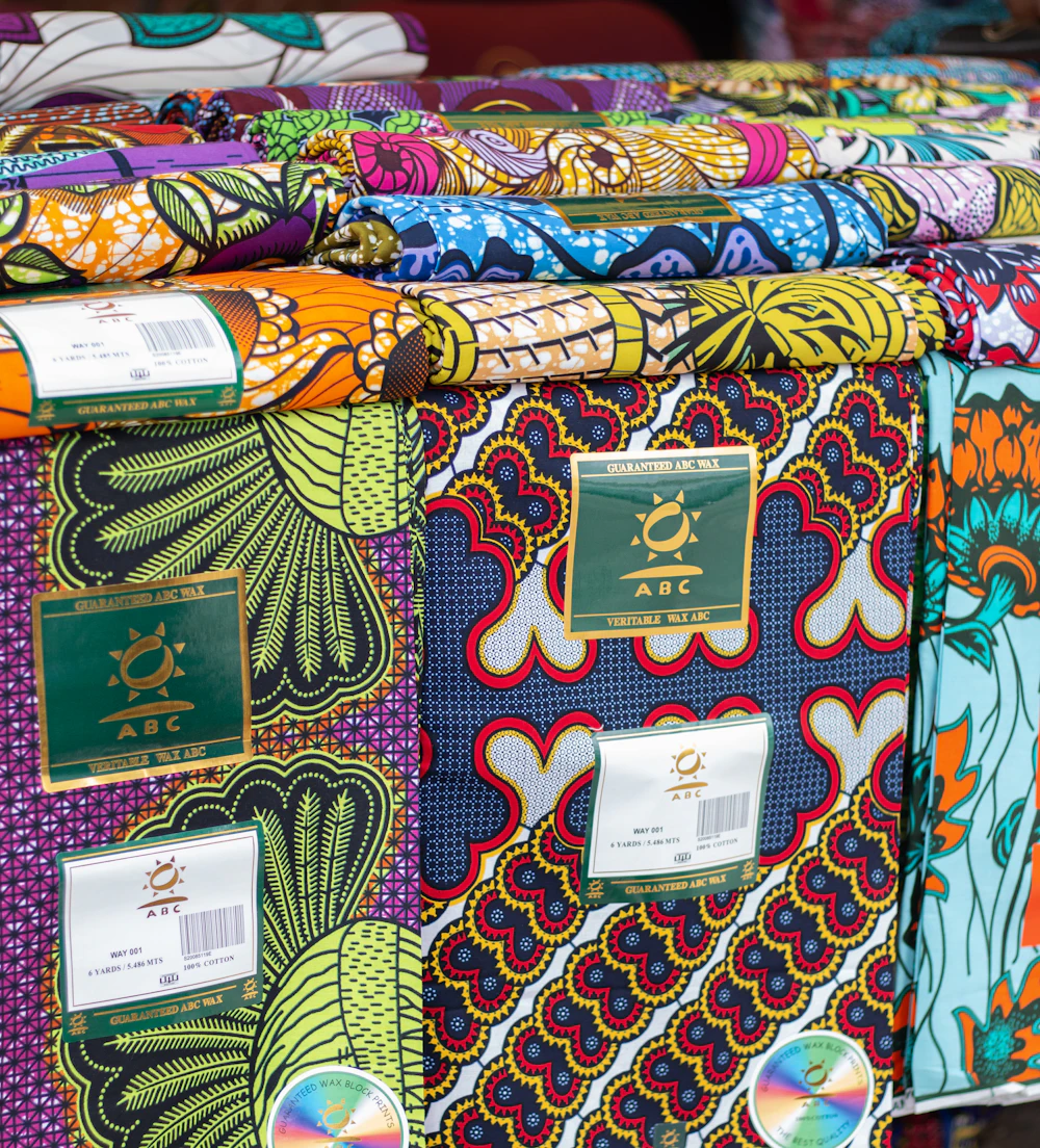 Tejido africano de colores con patrones intrincados