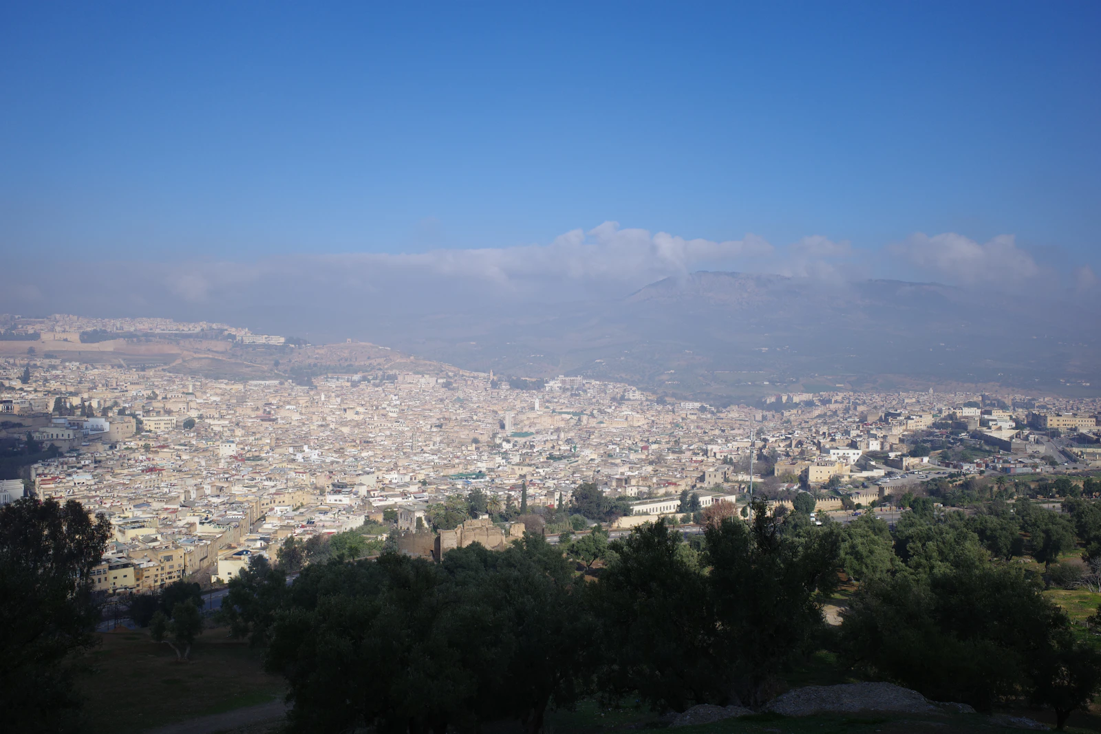 Vue depuis Marshan sur les toits de Tanger et les collines environnantes