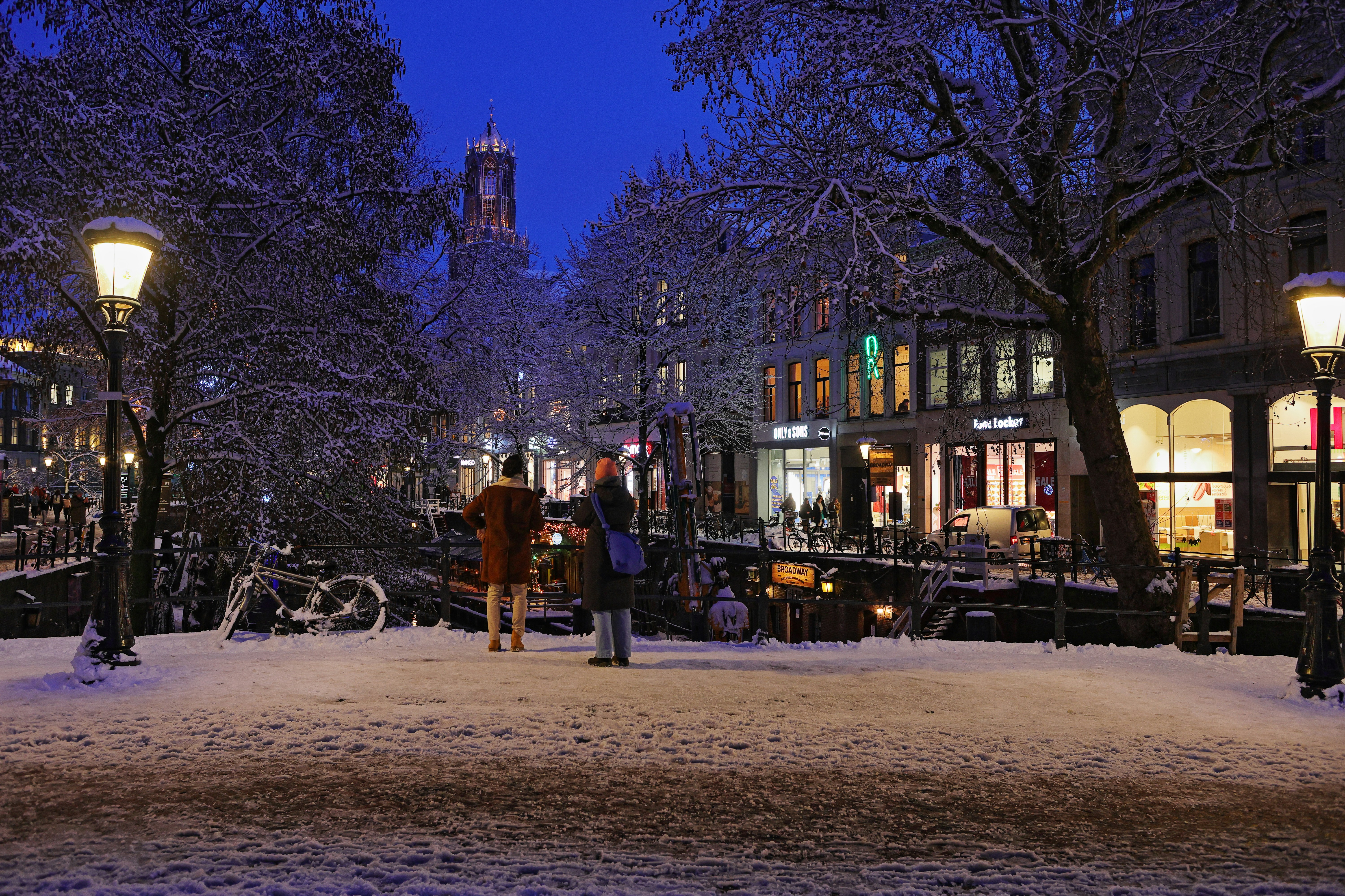 Rua do canal nevada à noite com prédios iluminados.