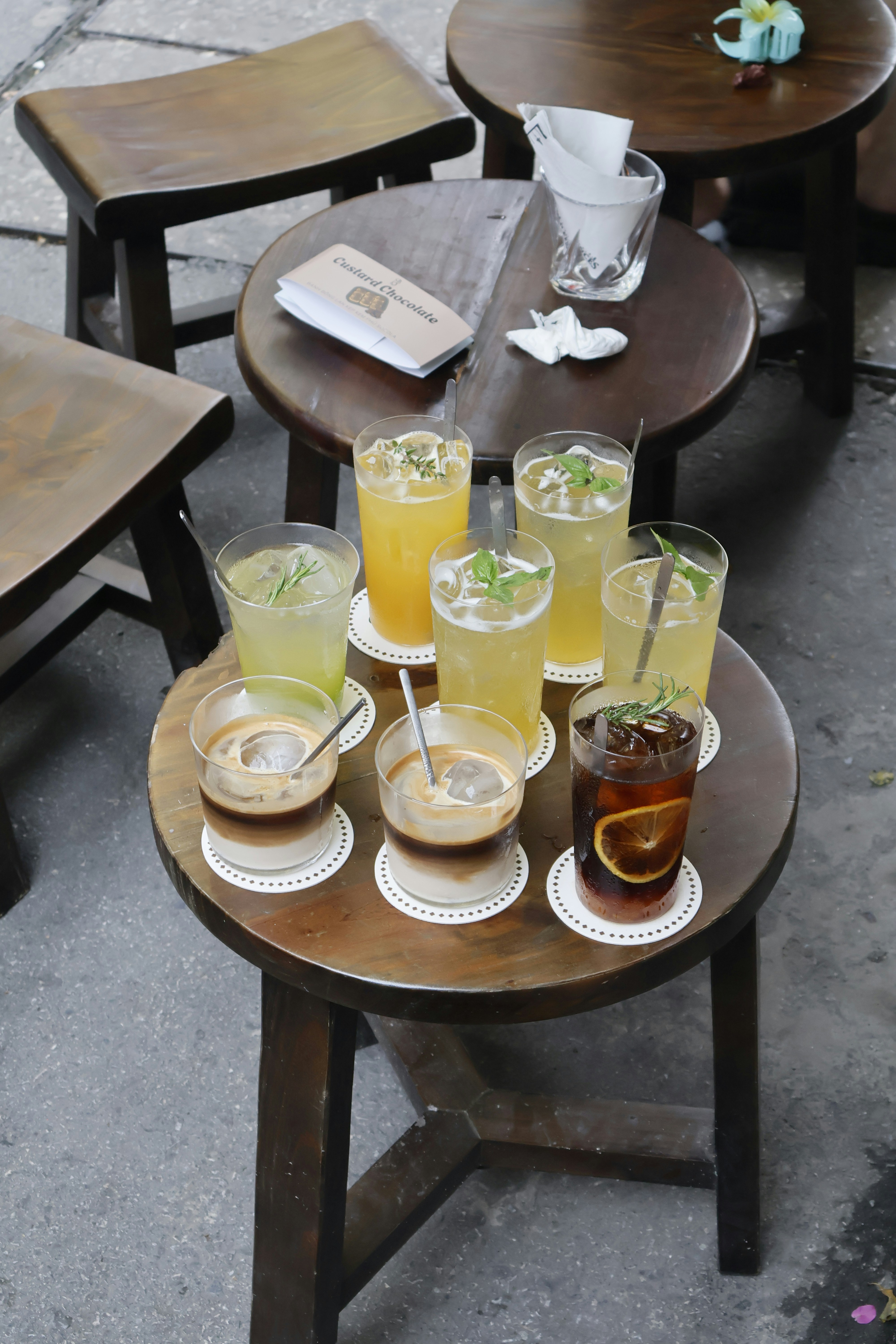 Varias bebidas refrescantes dispuestas sobre una mesa de madera.